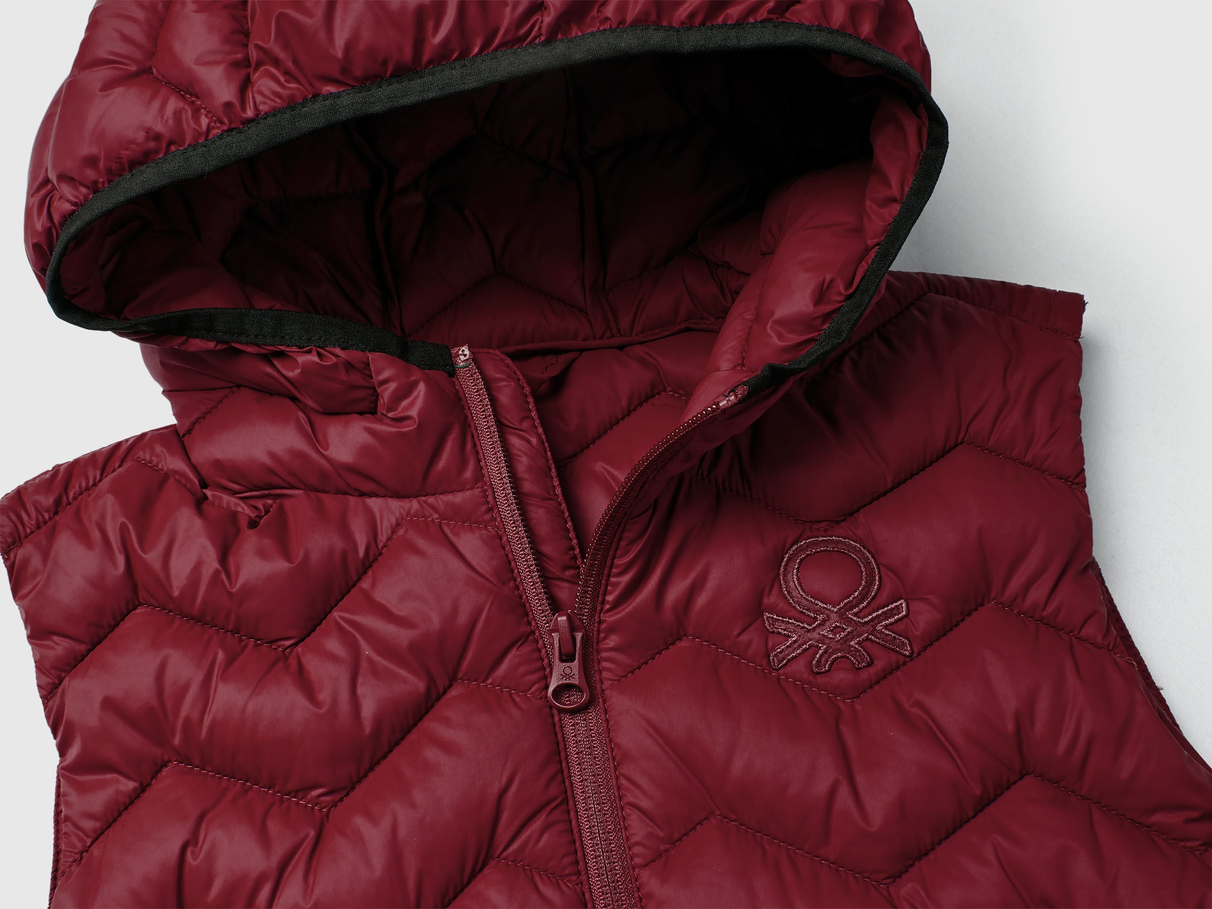 Benetton_Burgundy_Padded Vest with Hood_2TWDCJ00R_129_03