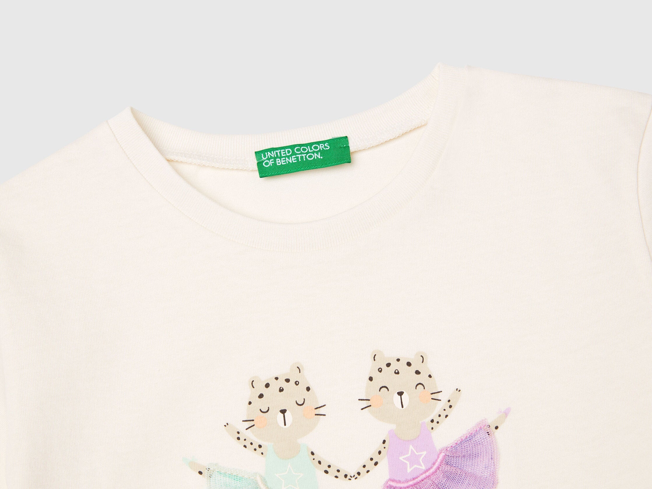 Benetton_T-Shirt with Print and Applique_3I1XG10I4_0R2_03