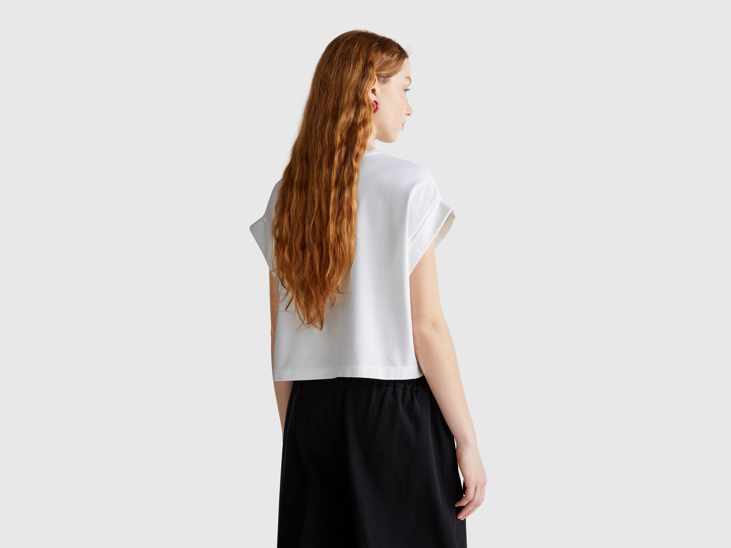 Benetton_T-Shirt with Macrame Pocket_3IFVD10AF_101_02