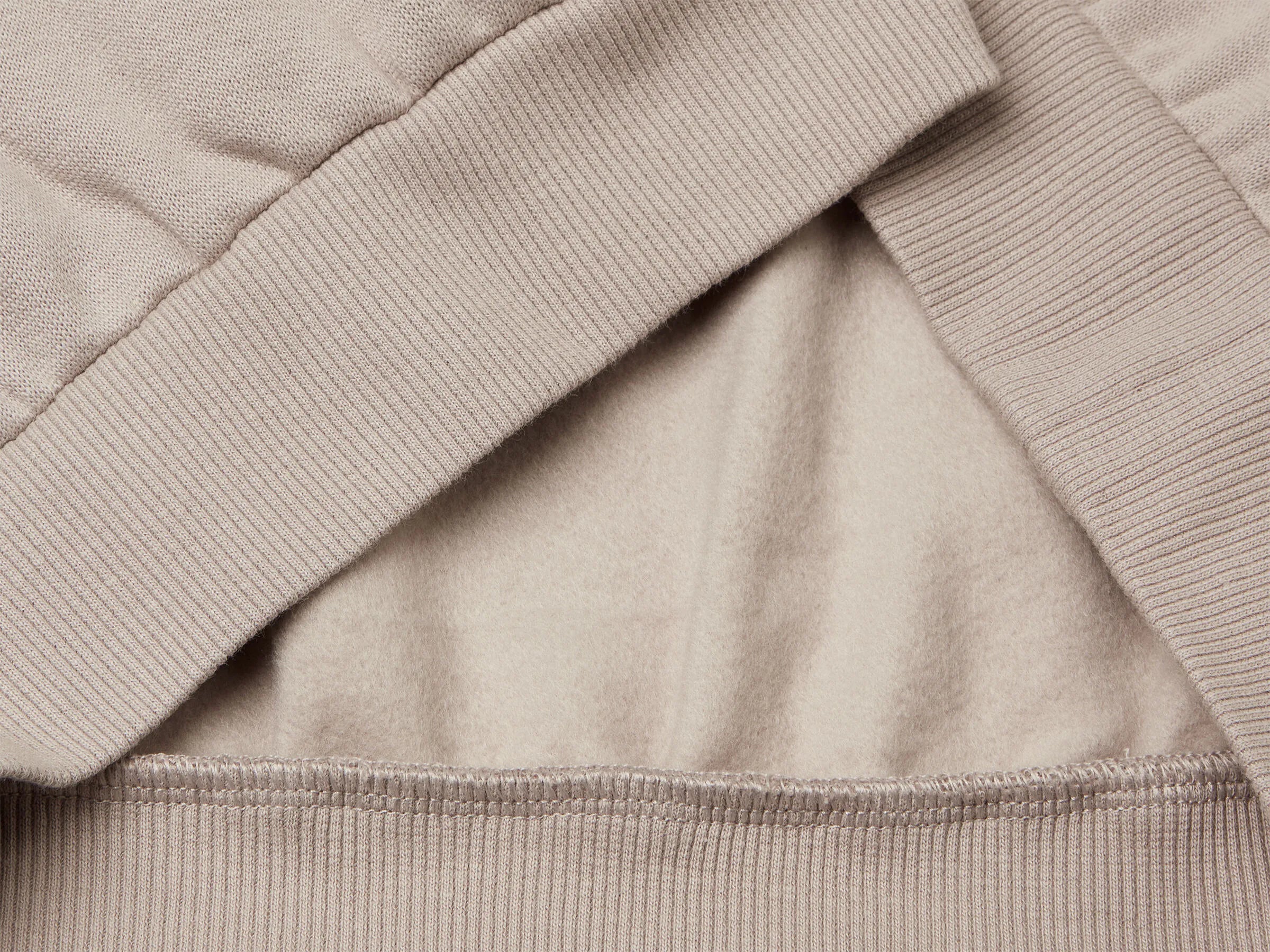 Benetton_Dove Gray_Warm Sweatshirt with Print and Rhinestones_3J73C10RA_18R_03