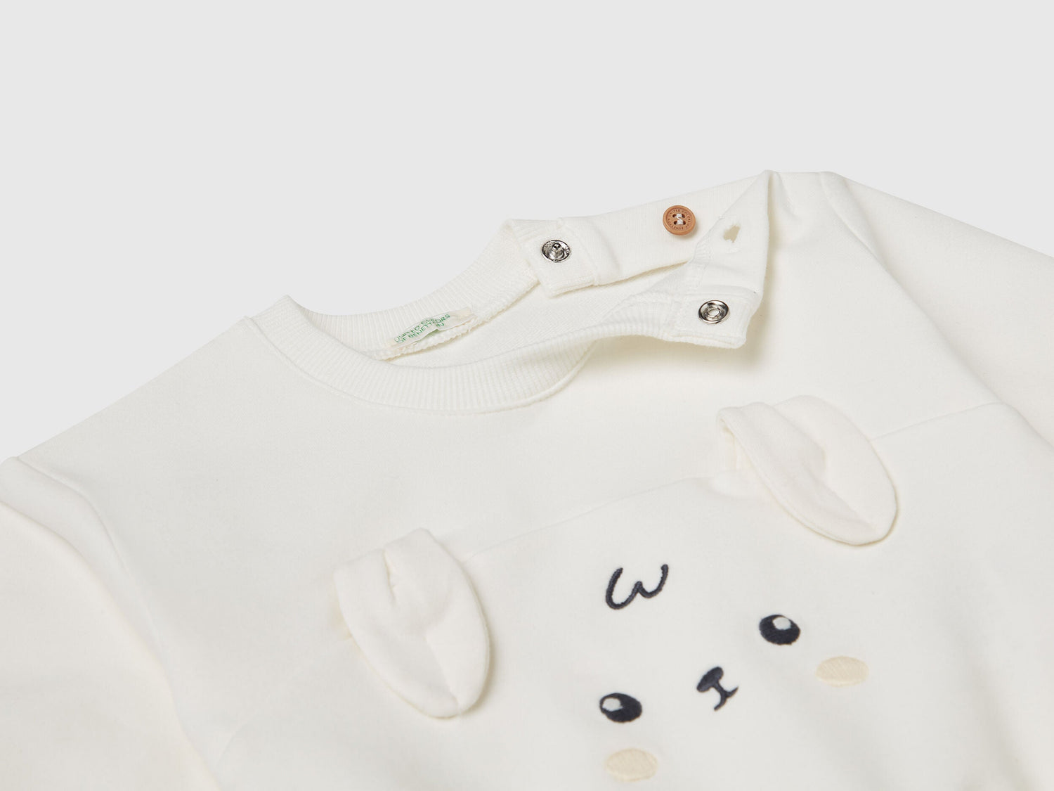 Benetton_White_Sweatshirt with Embroidery and Patches_3MDSA1061_074_03