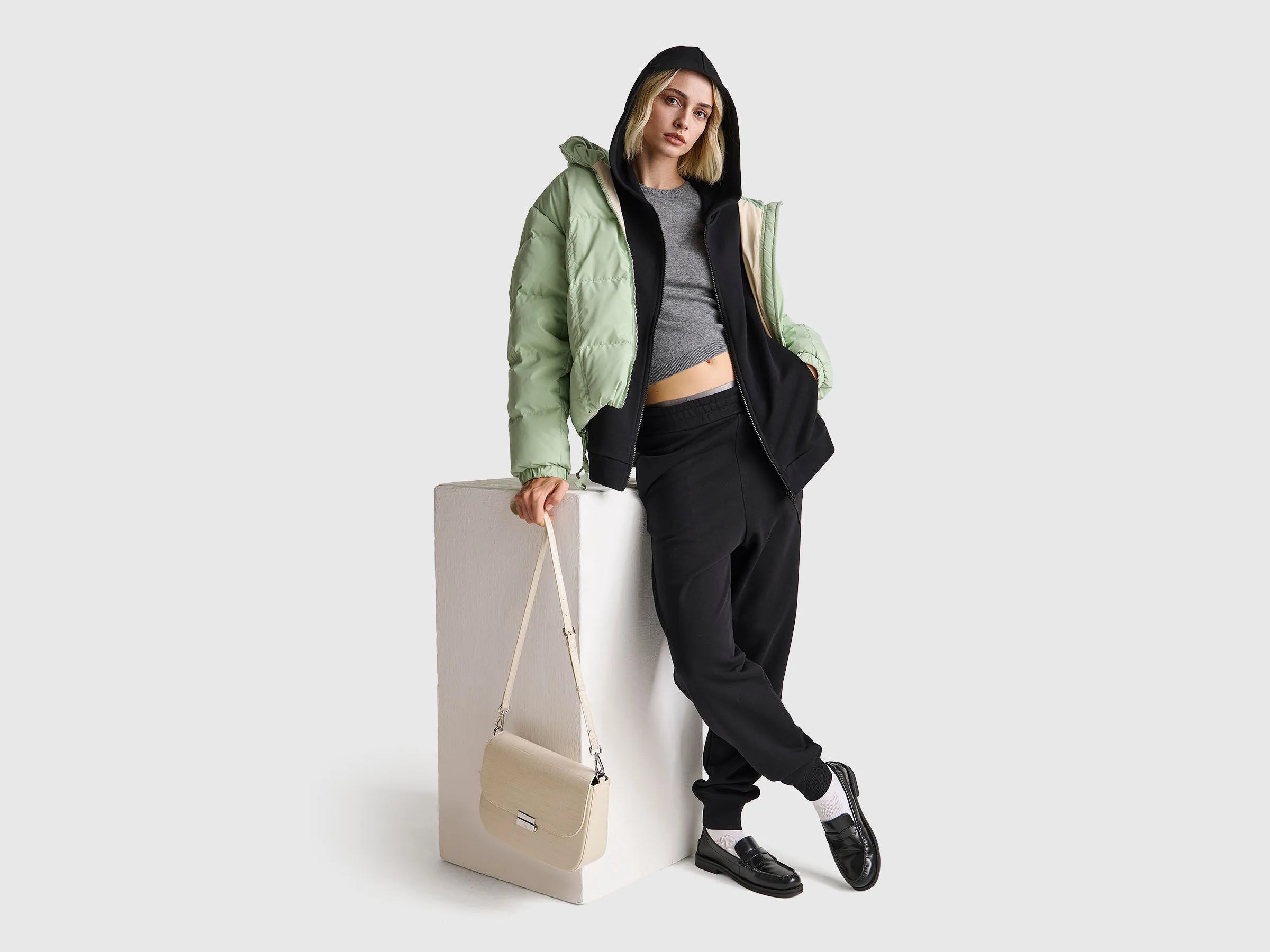 Benetton_Black_100% Cotton Sweatshirt with Zip and Hood_3UNID500R_100_03