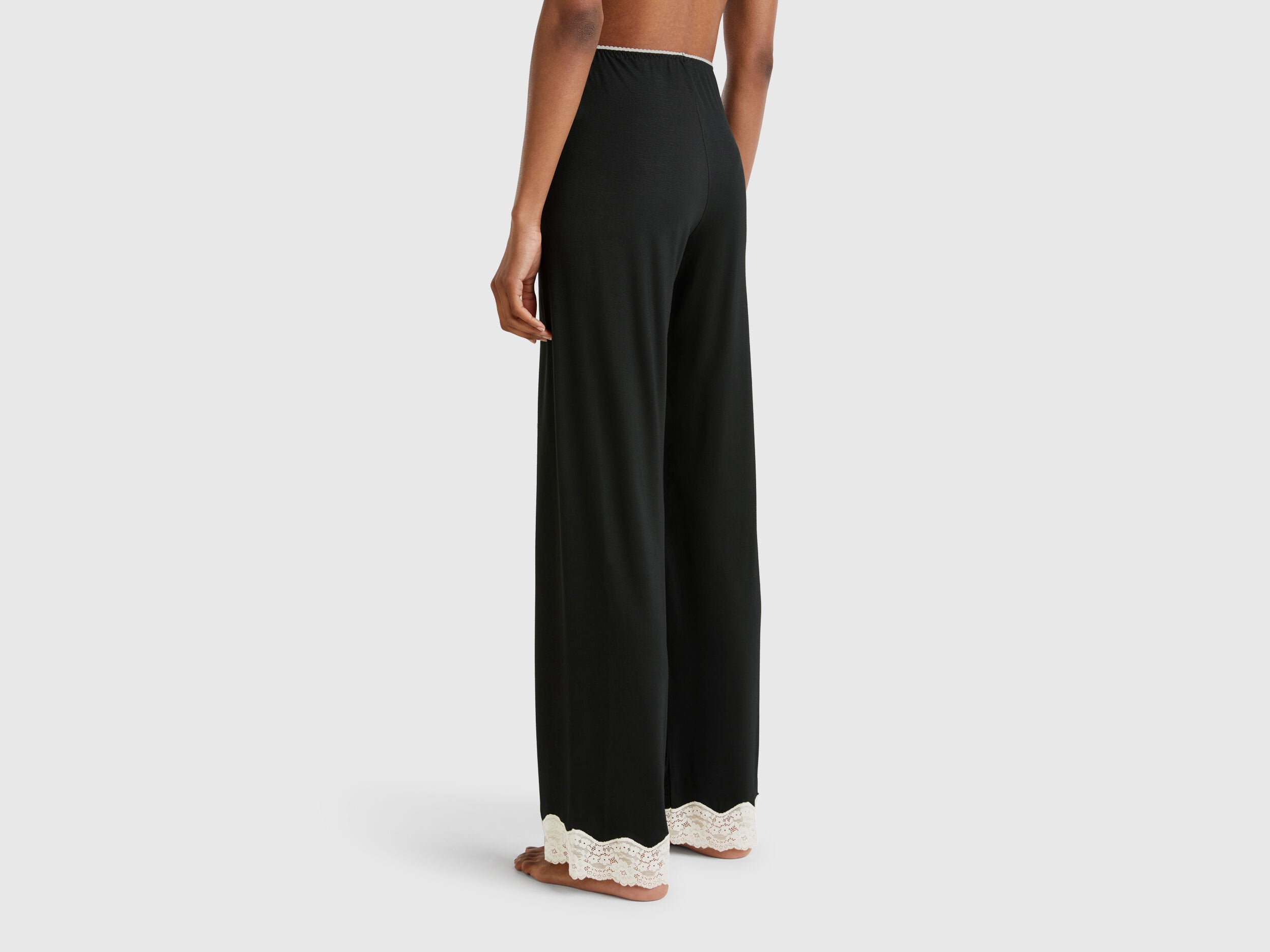 Benetton_Flowy Trousers with Lace Details_3Z123F04A_100_03