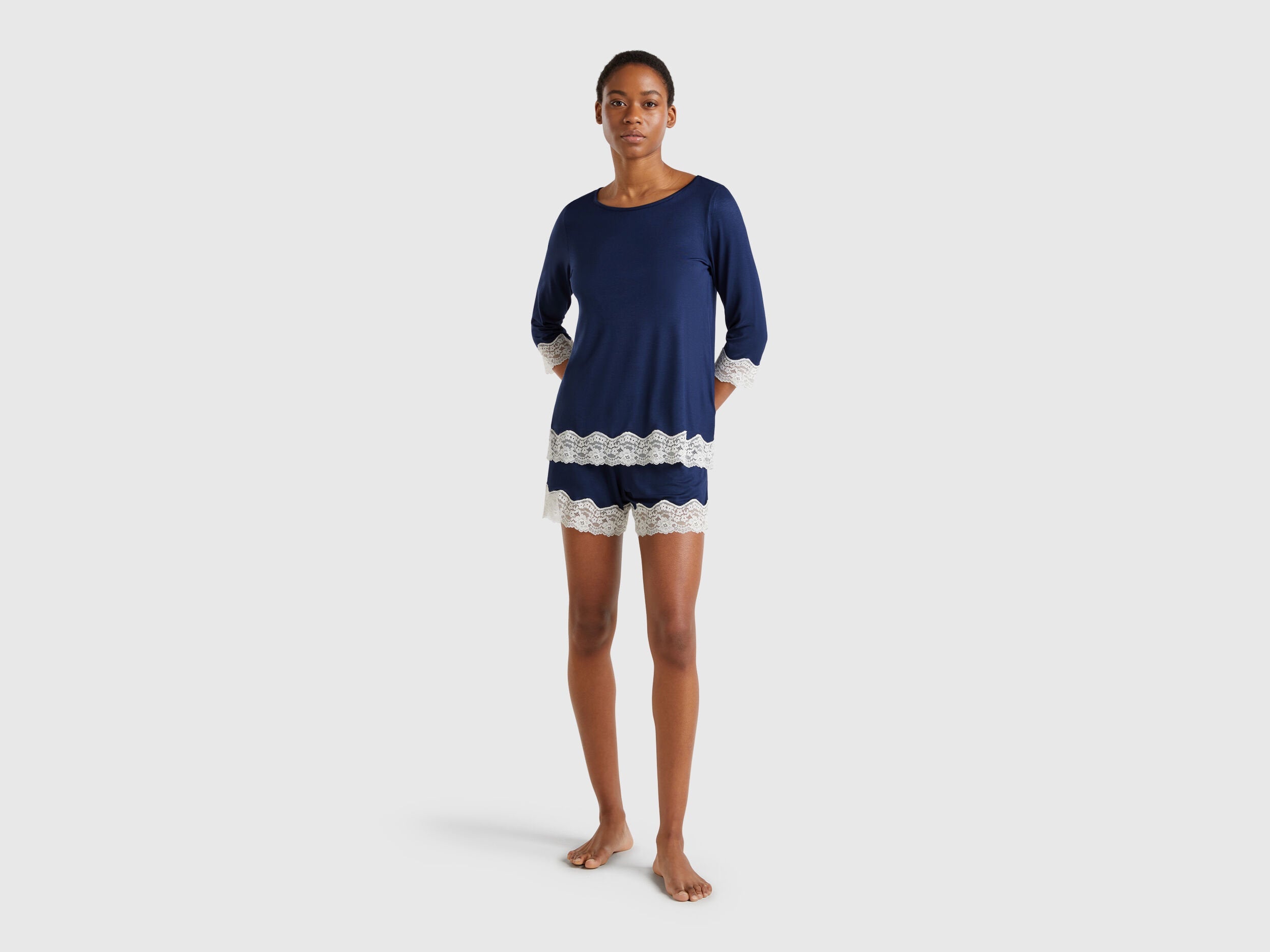 Benetton_Flowy Top with Lace Details_3Z123M07E_13C_03