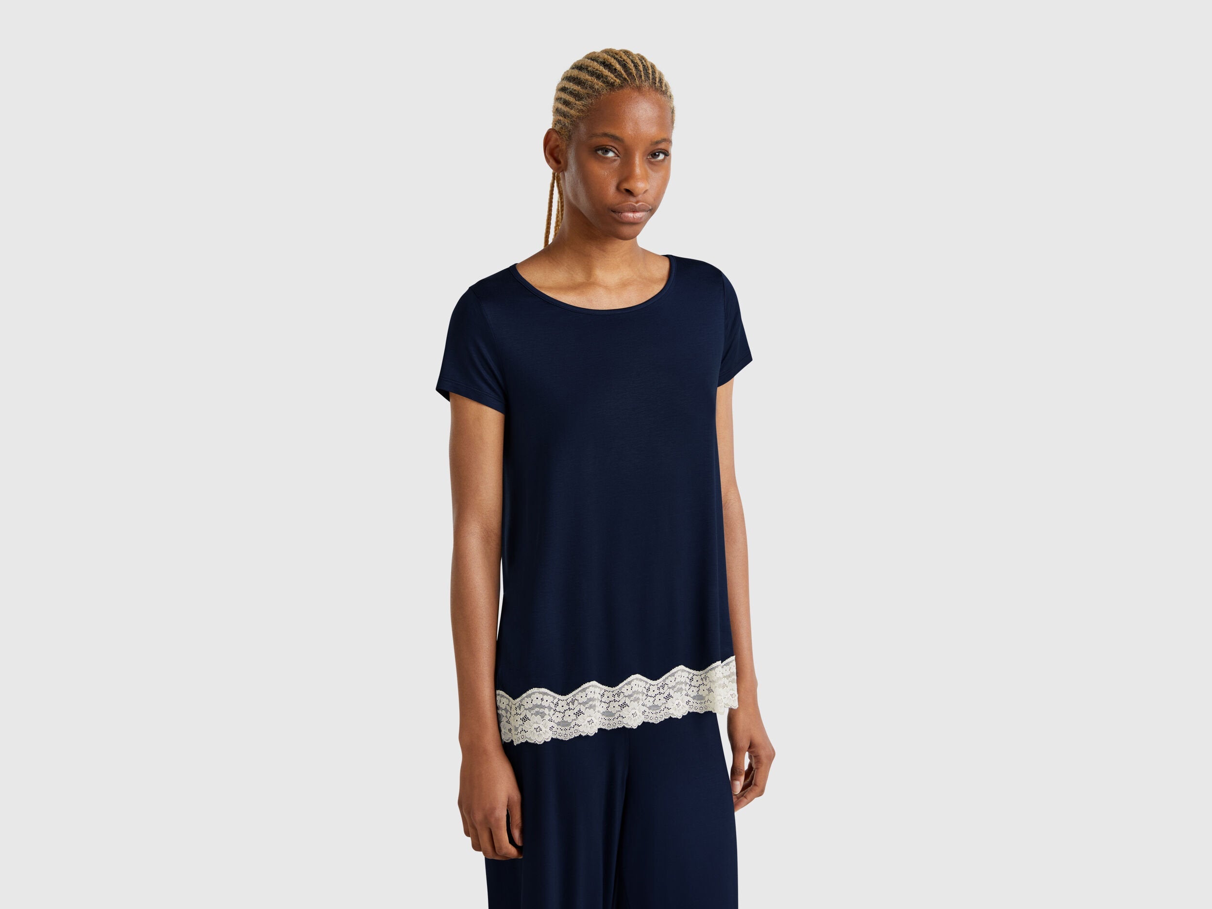 Benetton_Flowy Top with Lace Edge_3Z123M314_13C_01