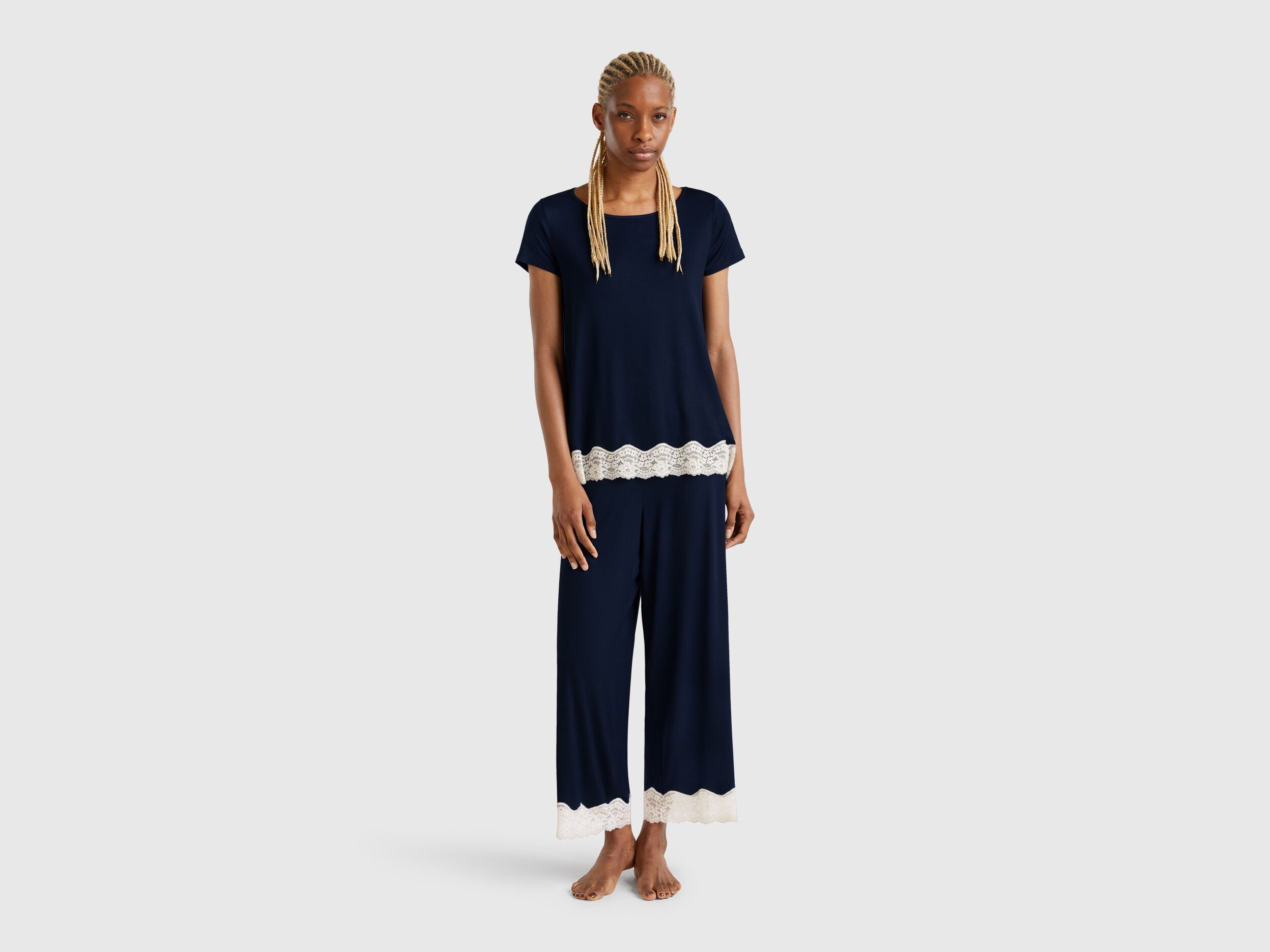 Benetton_Flowy Top with Lace Edge_3Z123M314_13C_03