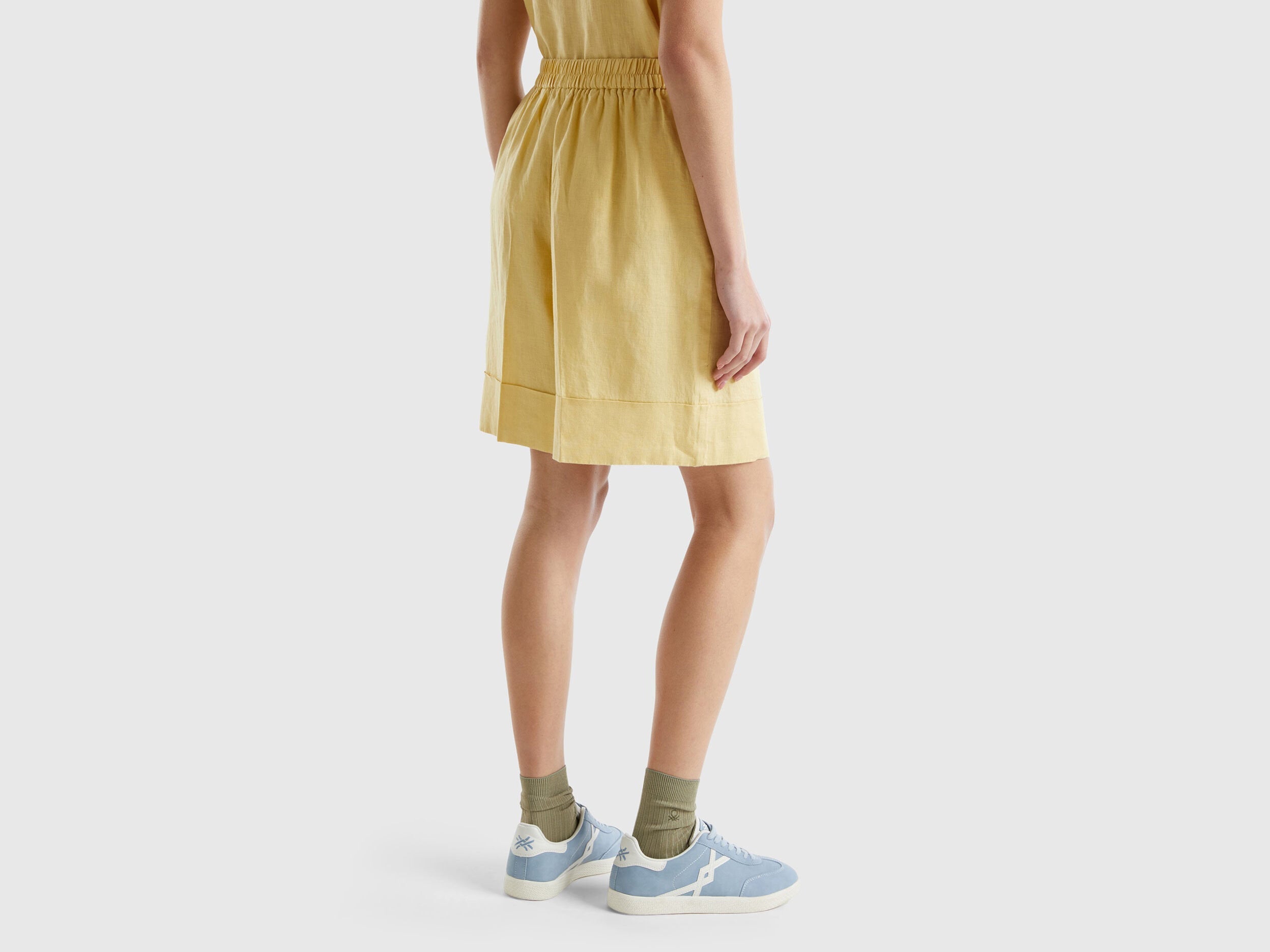 Linen Bermudas With Cuffs_4Aghd900D_3Z6_02