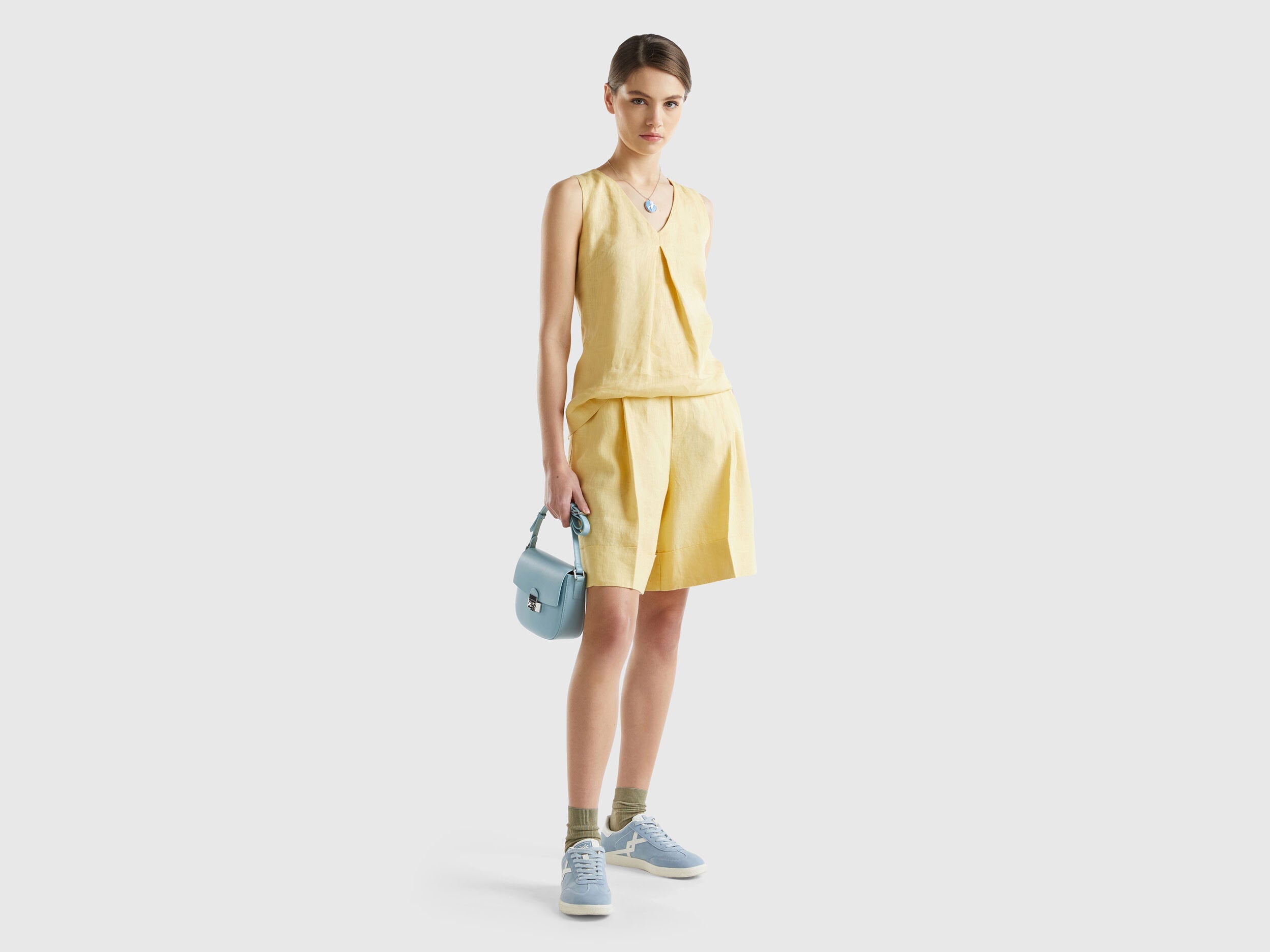Linen Bermudas With Cuffs_4Aghd900D_3Z6_03