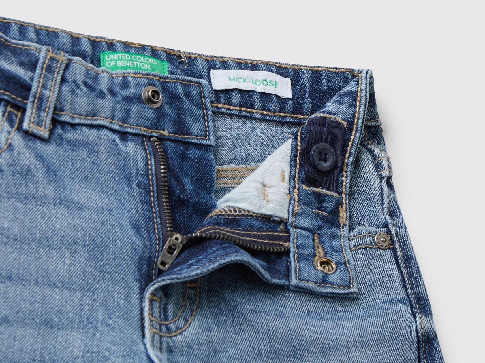 Benetton_Blue_Loose Fit Jeans with Roll-Up_4AW7GE02R_901_03