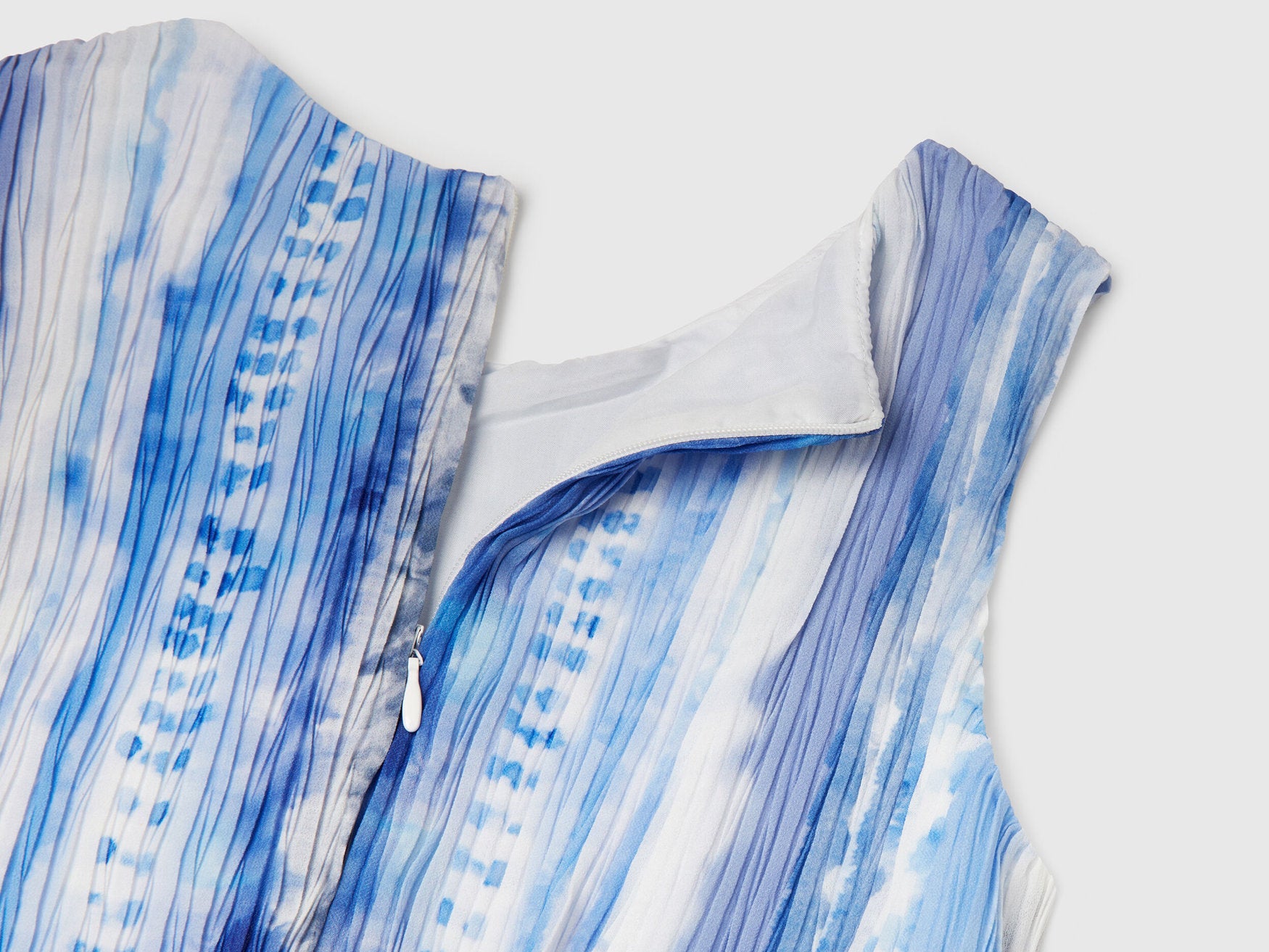 Benetton_Pleated Patterned Dress_4L8RCV03B_76J_03