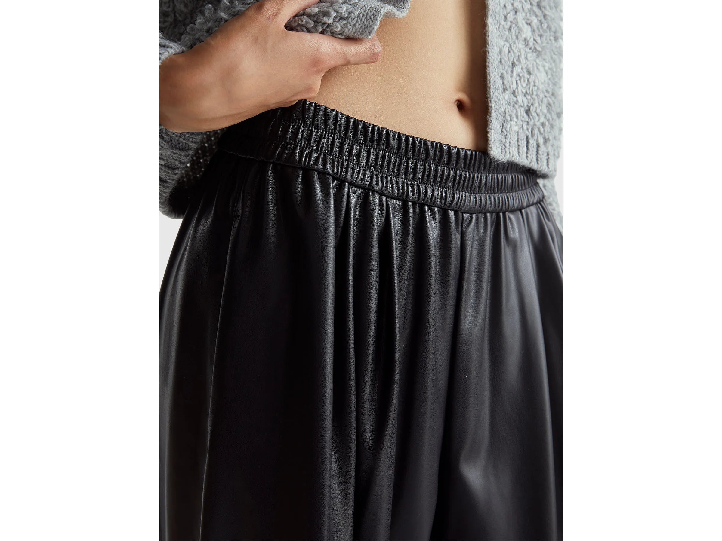 Benetton_Black_Trousers in Imitation Leather Fabric_4M3CDF0A8_100_04