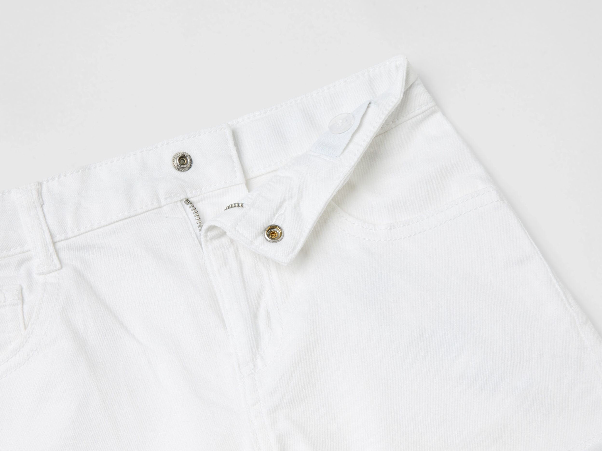 Frayed Shorts In Stretch Cotton_4Tanc9033_101_03