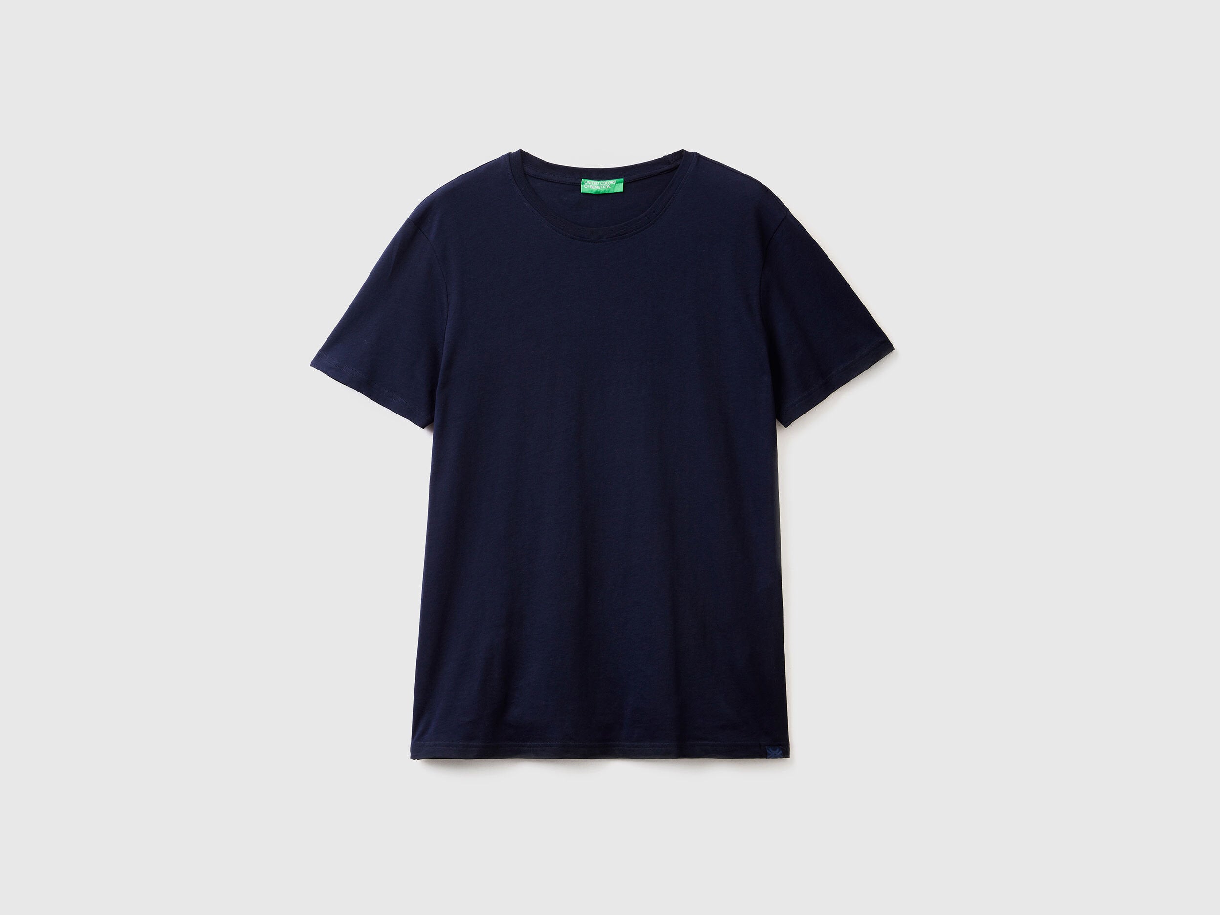Front view of a plain dark blue short-sleeve t-shirt, flat lay. Simple and versatile.