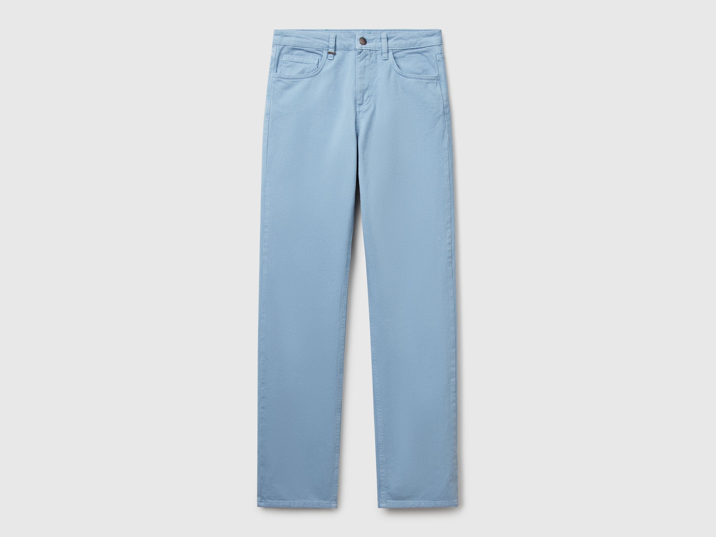 Close-up of the waistband and front button closure of light blue women straight leg jeans in blue colour, highlighting the quality details for the Kuwait market.