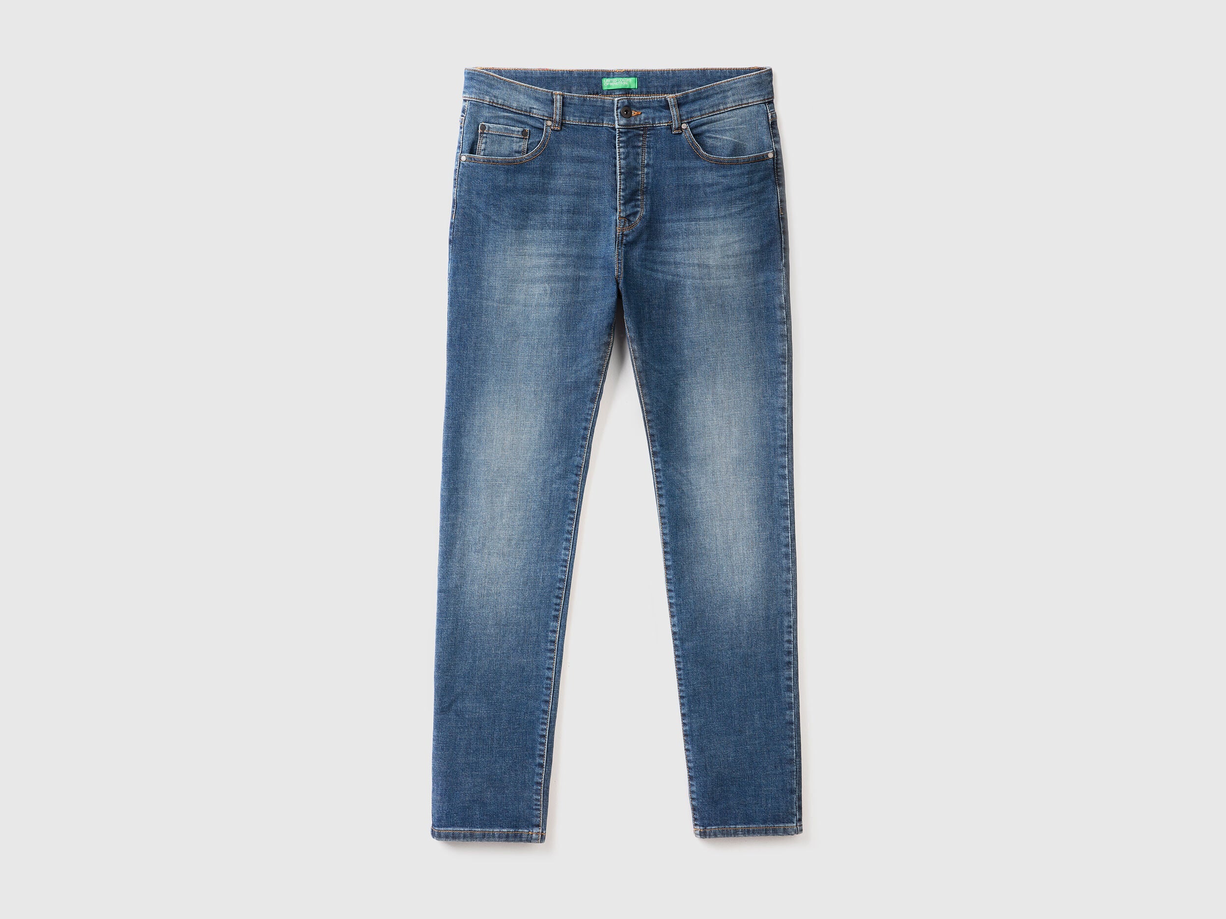 Front view of blue skinny jeans for men, flat lay. Casual denim style with a slim fit.