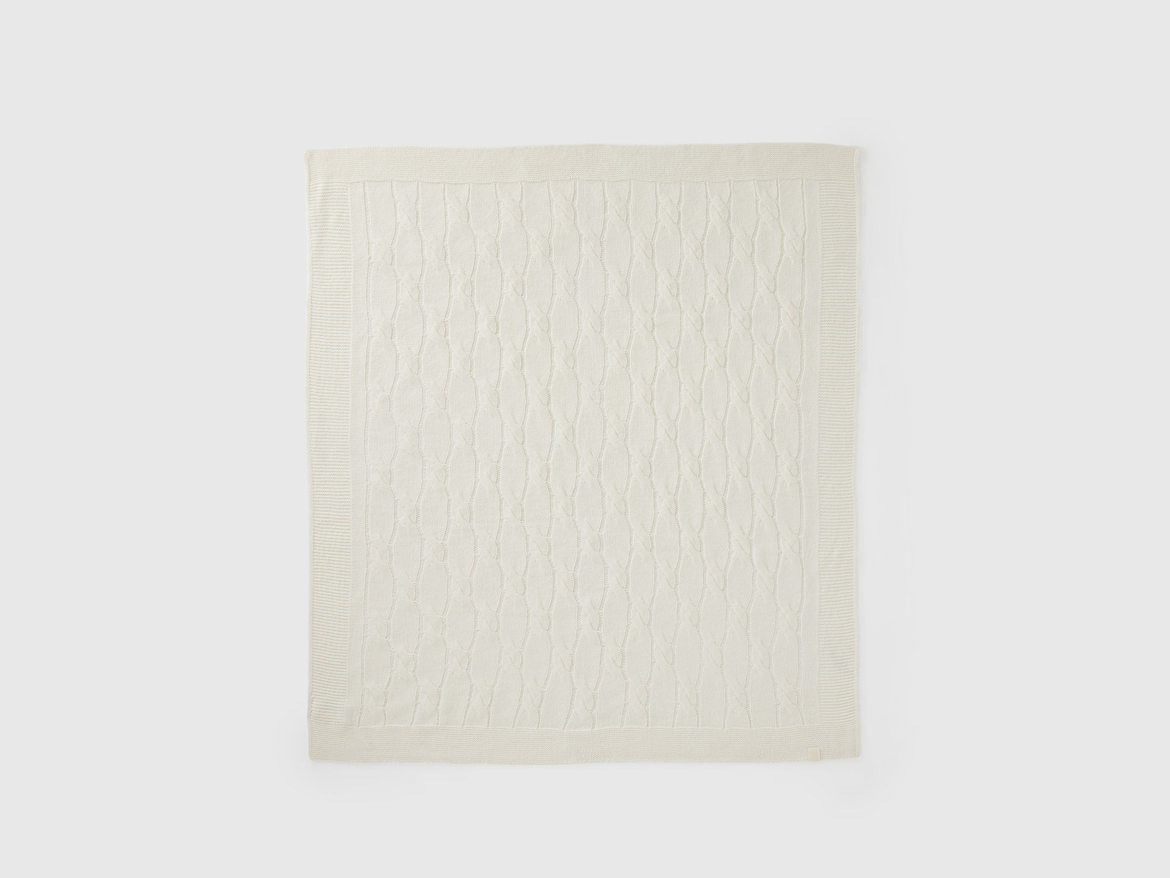 Benetton_Creamy White_Cover with Cable Knit_1370A8008_600_01