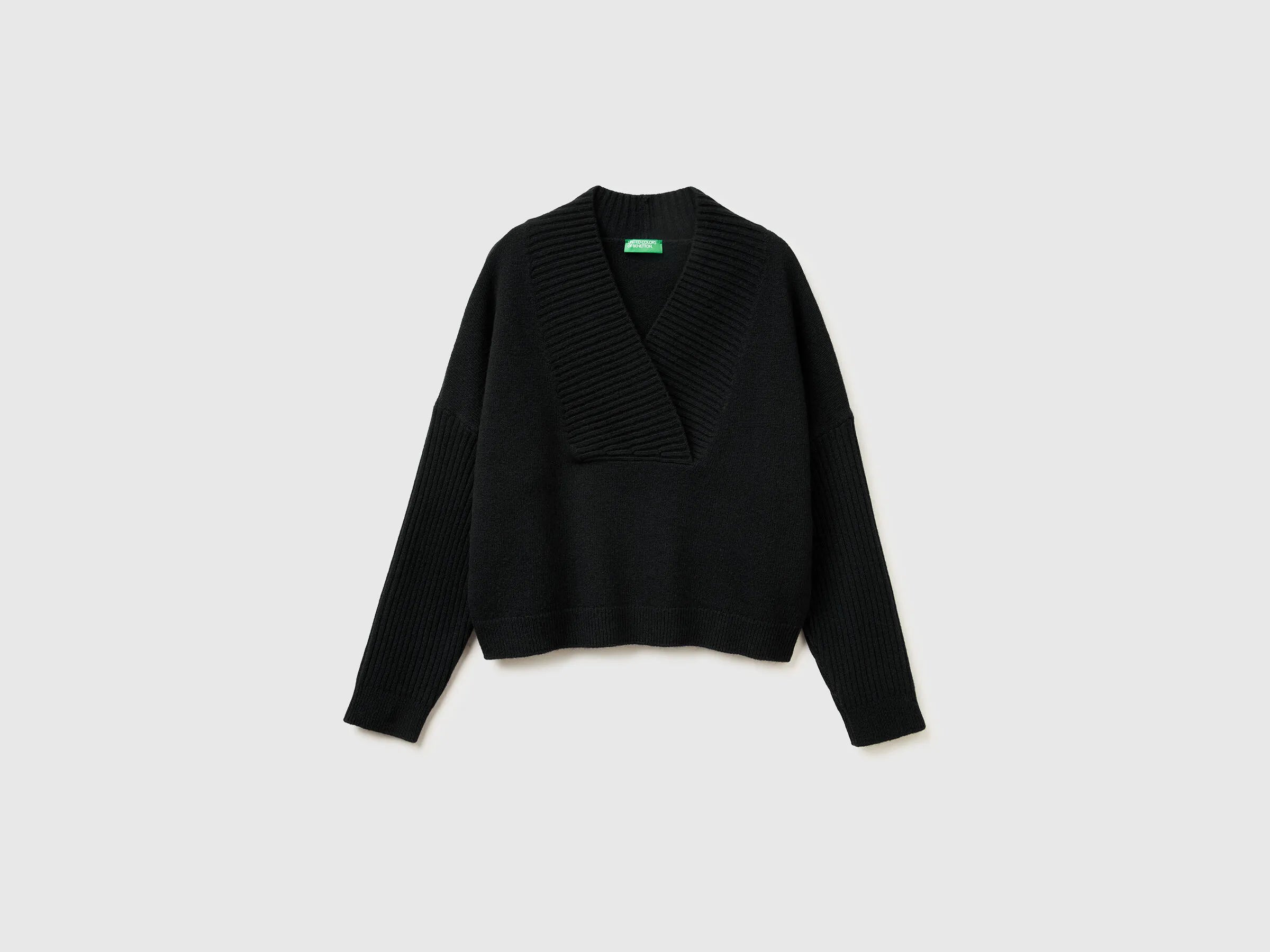 Benetton_Black_Boxy Fit Sweater with V-Neck_1444D403H_100_01