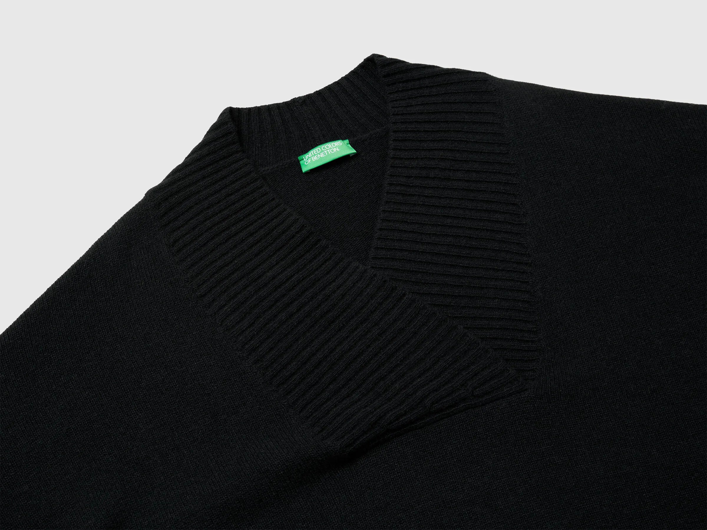 Benetton_Black_Boxy Fit Sweater with V-Neck_1444D403H_100_03