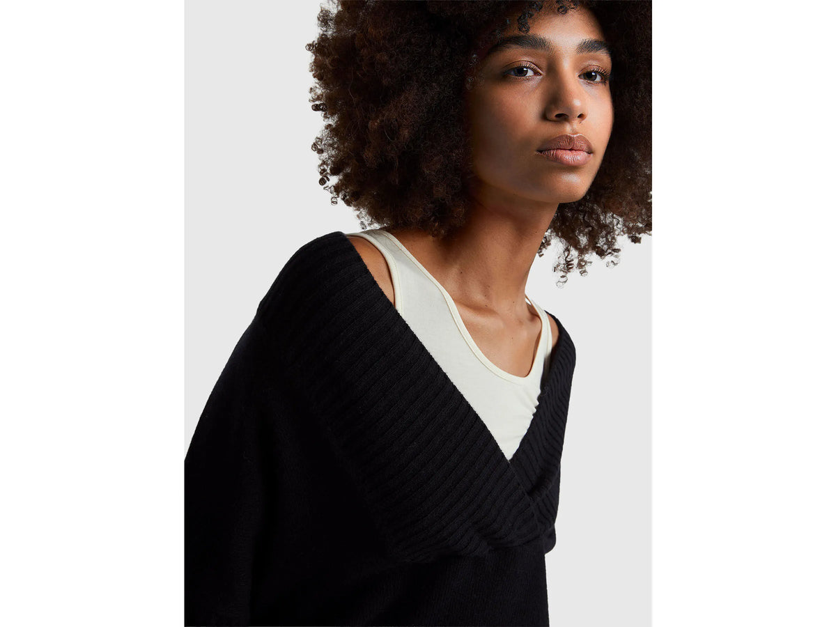 Benetton_Black_Boxy Fit Sweater with V-Neck_1444D403H_100_04