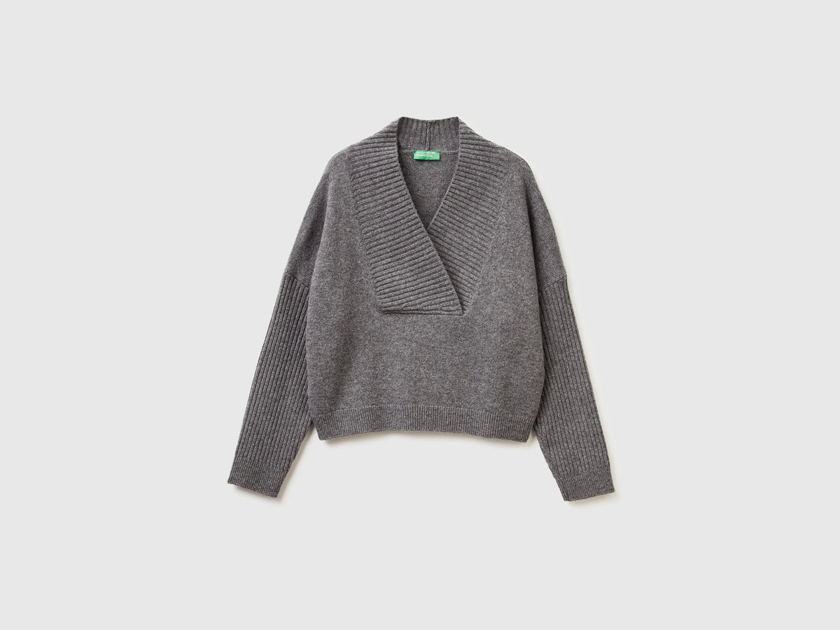 Benetton_Dark Gray_Boxy Fit Sweater with V-Neck_1444D403H_507_05