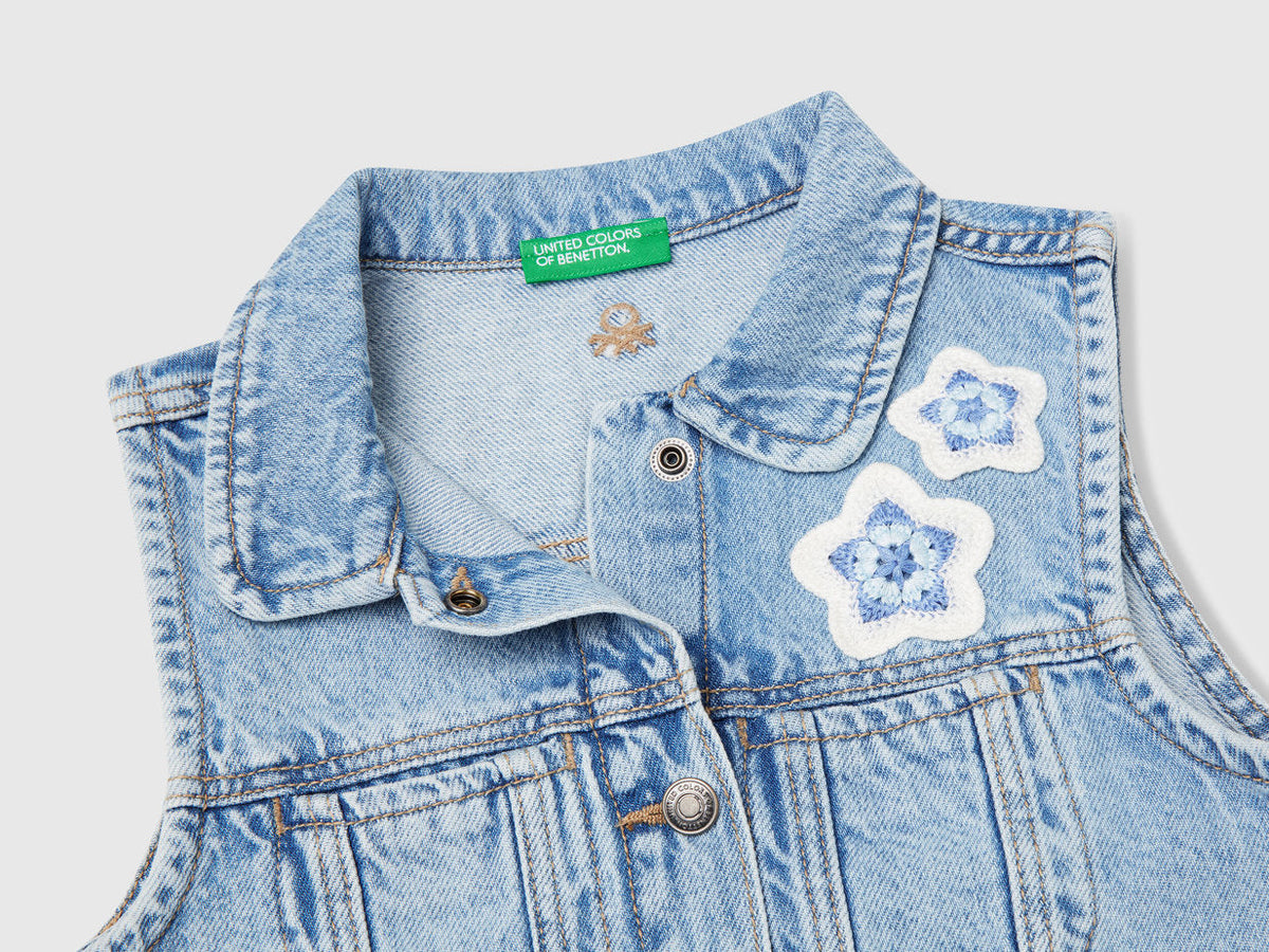 Benetton_Denim Vest with Flower Patch_22MHGJ00N_901_03
