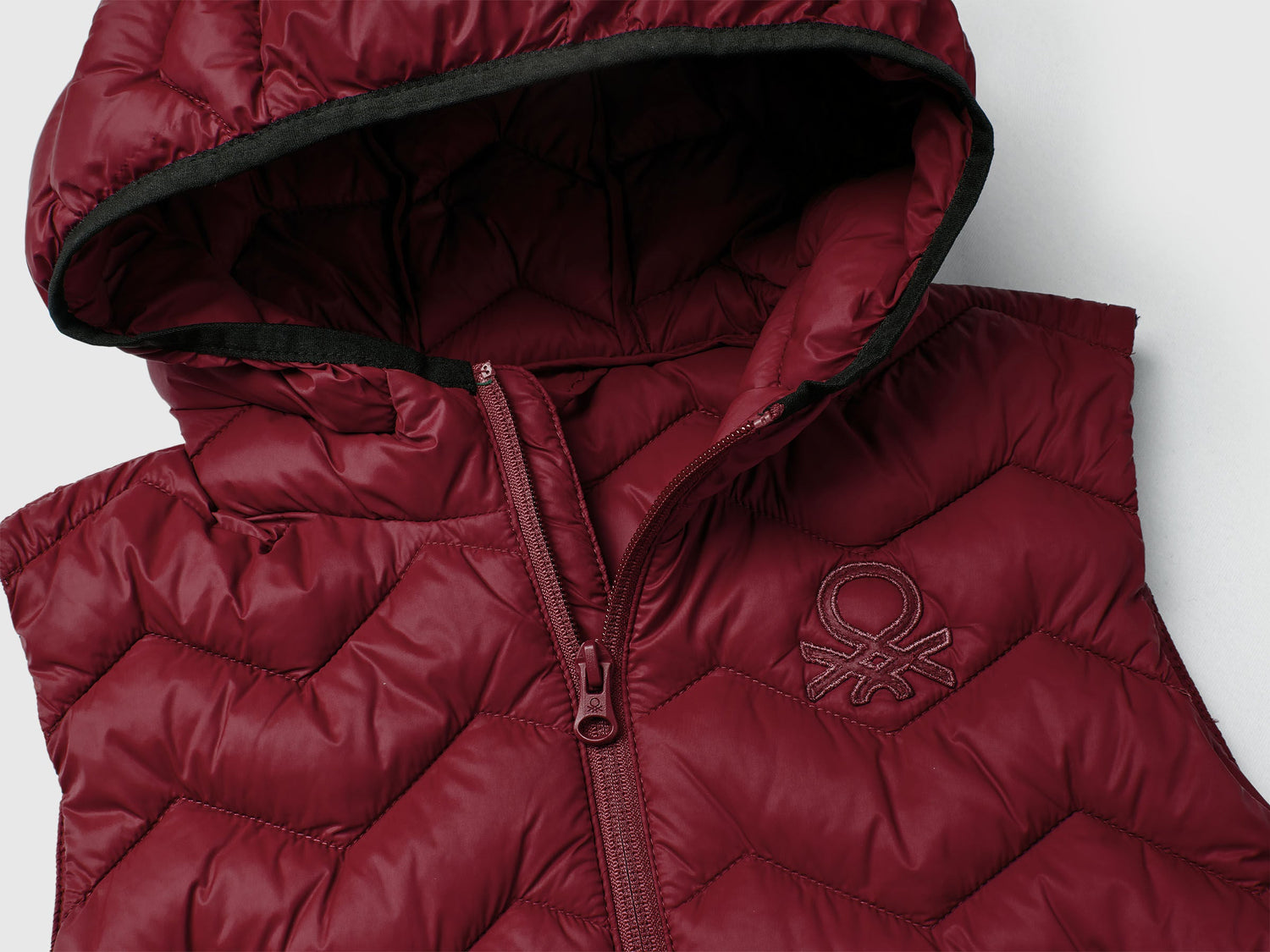 Benetton_Burgundy_Padded Vest with Hood_2TWDCJ00R_129_03