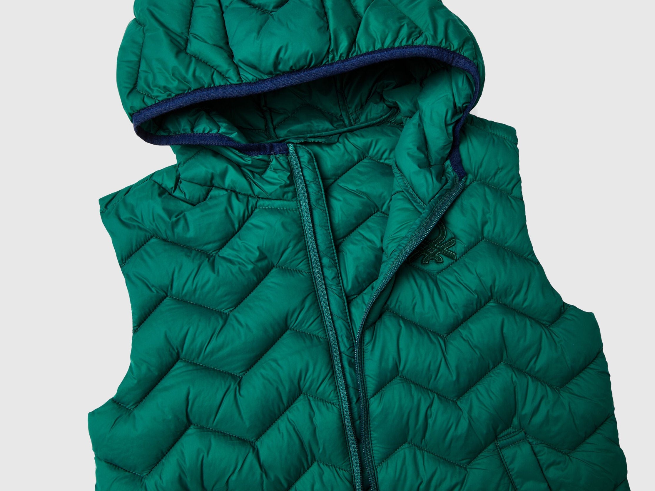 Padded Vest with Hood_2TWDCJ00R_28Y_03