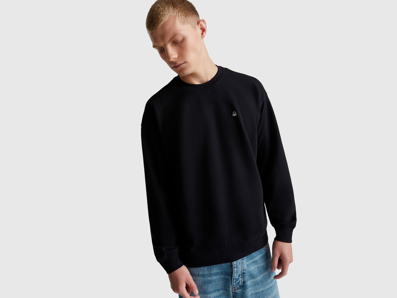 Benetton_Black_Sweatshirt with Logo Patch_342ZU1093_100_01
