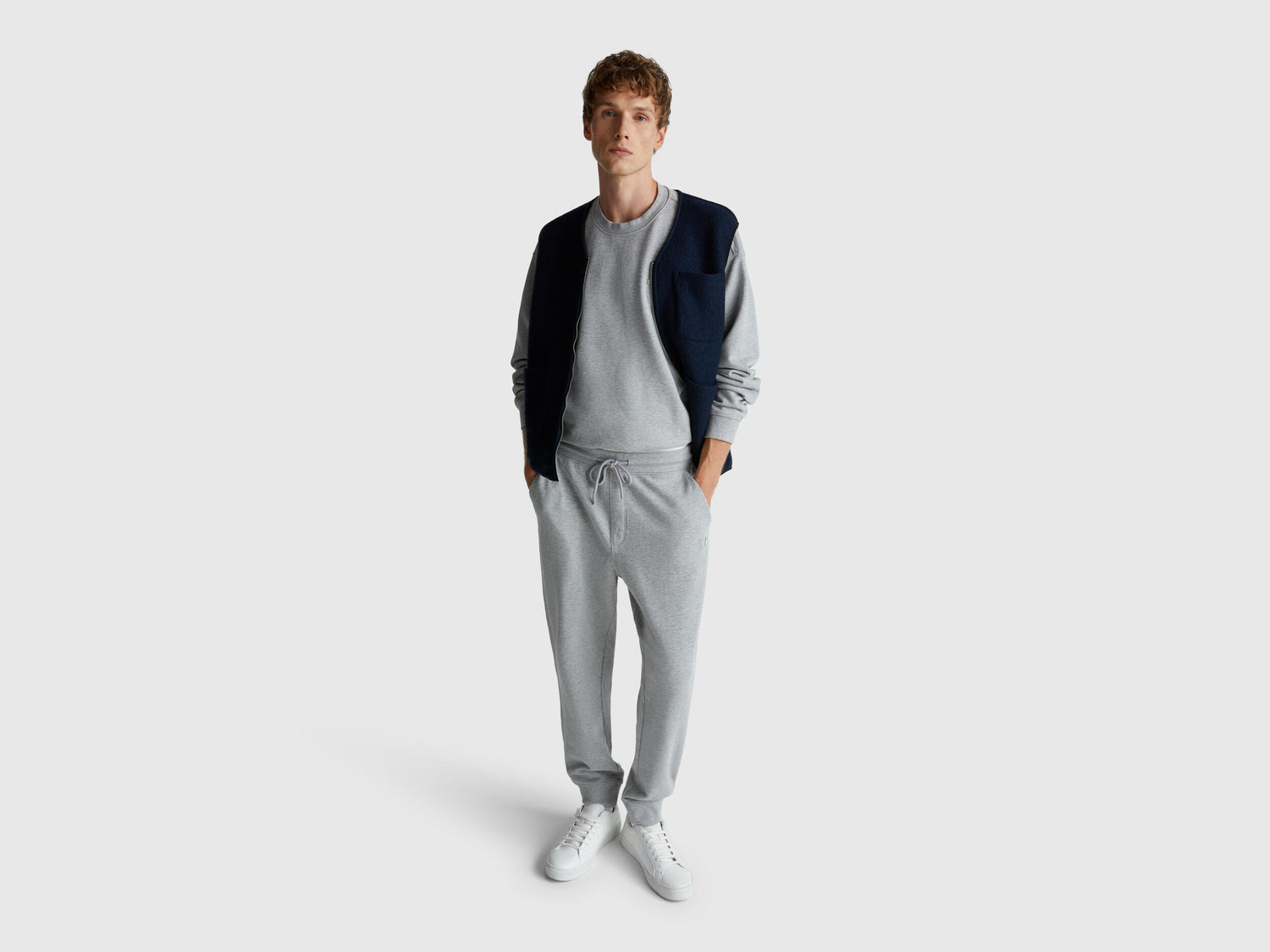 Benetton_Light Gray_Sweatshirt with Logo Patch_342ZU1093_501_03