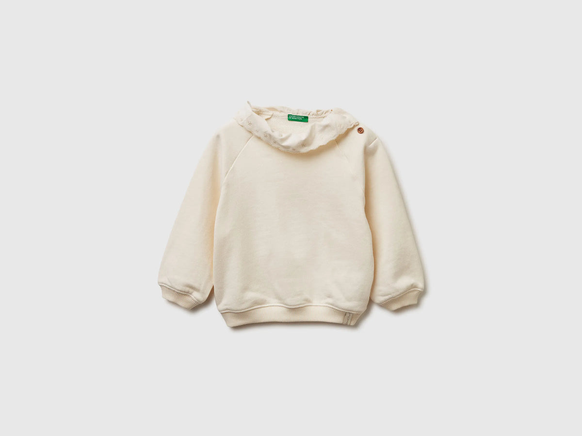 Benetton_Creamy White_Sweatshirt with Velvet Collar_345ZG10LG_0R2_01