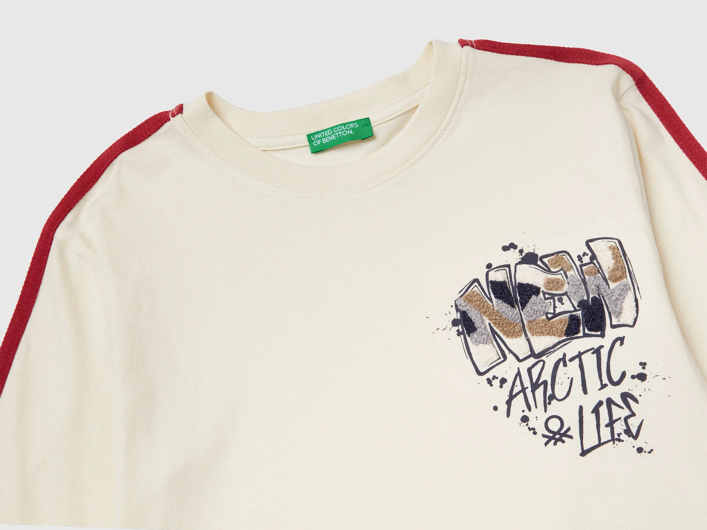 Benetton_Creamy White_T-Shirt with Graffiti Print_3ATNC10R7_3C9_03