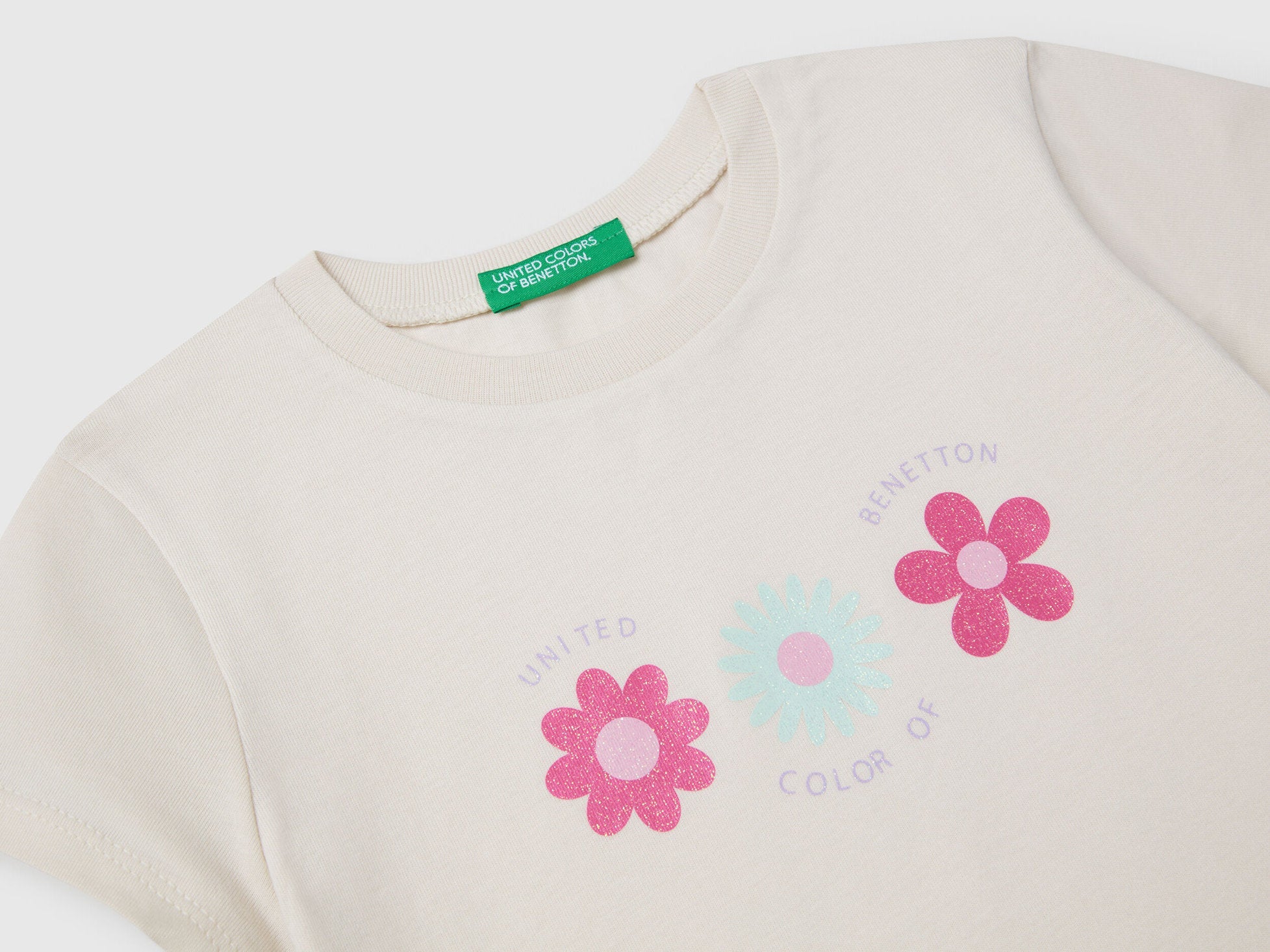 Benetton_T-Shirt with Glitter Print_3I1XG10HU_00V_03