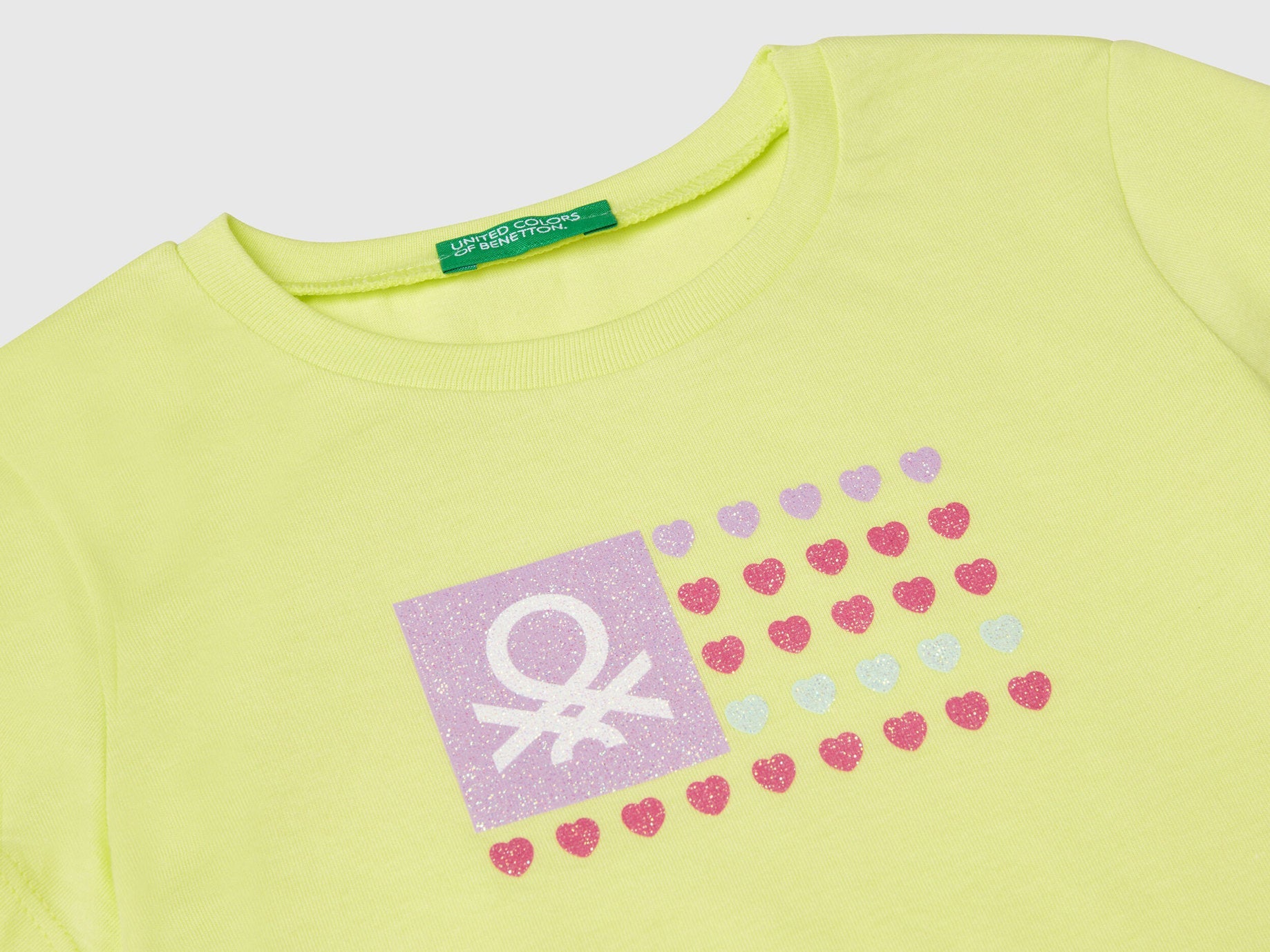 Benetton_T-Shirt with Glitter Print_3I1XG10HU_18A_03