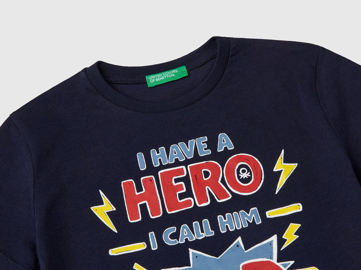 Benetton_T-Shirt in Organic Cotton with Print_3I1XG10IJ_016_03
