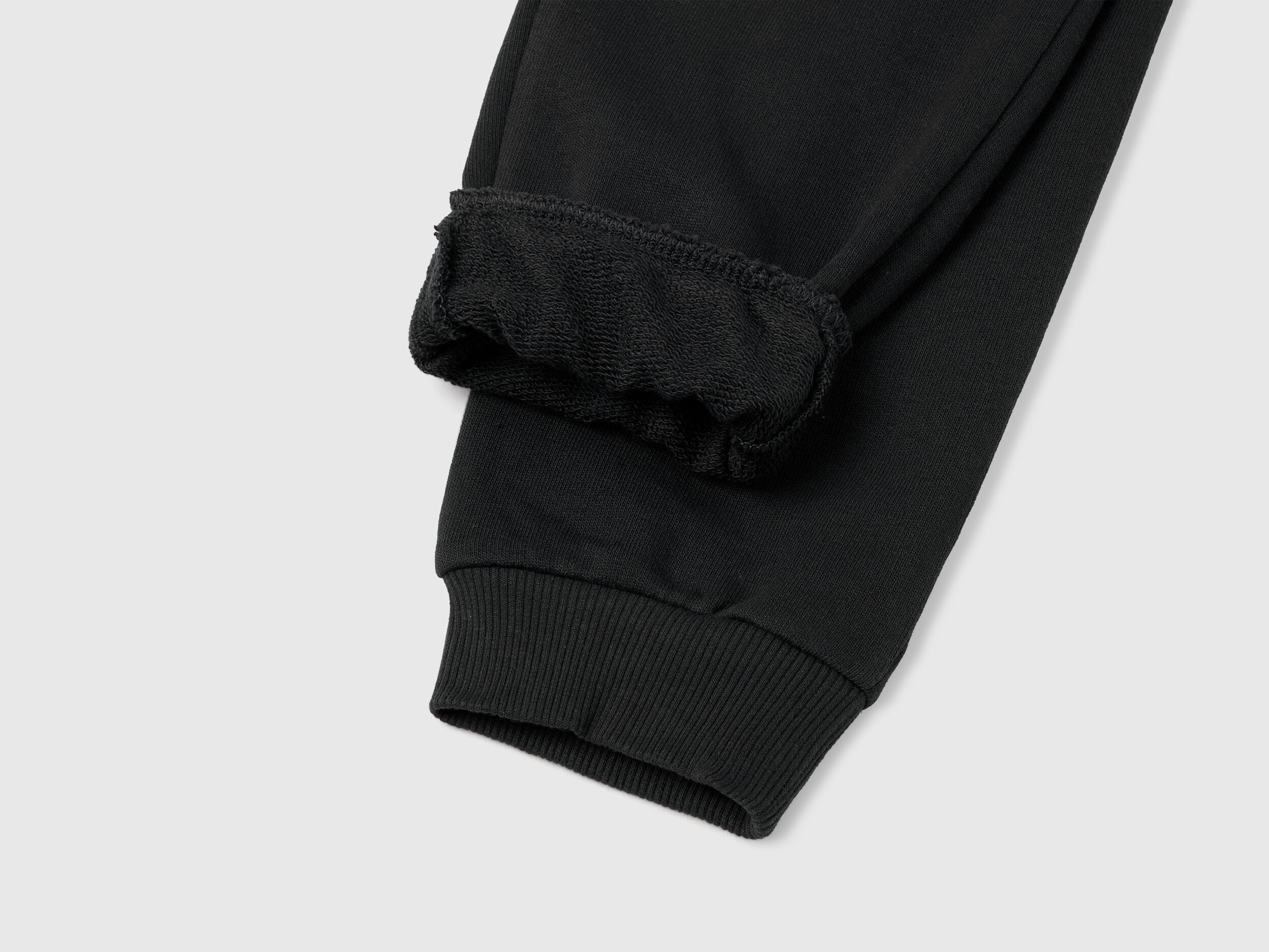 Benetton_Black_Sweatpants with Logo_3J68CF02H_100_03
