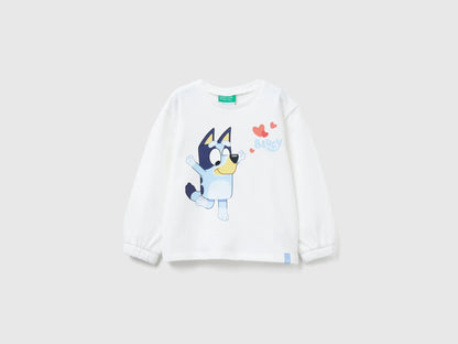 Benetton_Creamy White_Sweatshirt with Bluey ©Ludo Studio Print_3J70G10KG_074_01