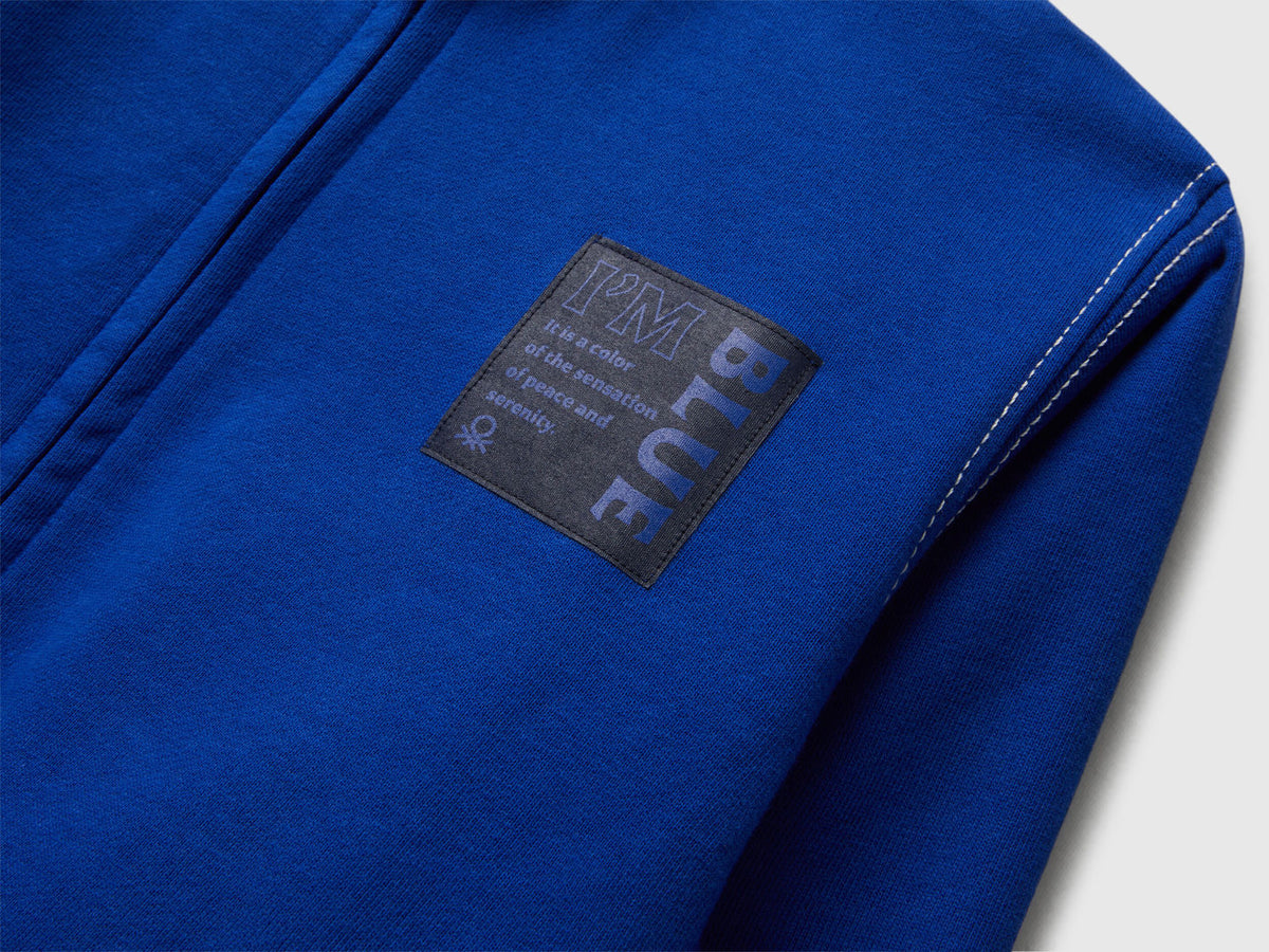 Benetton_Bright Blue_Zip-Up Sweatshirt with Thick Print_3NBMG5042_19R_03