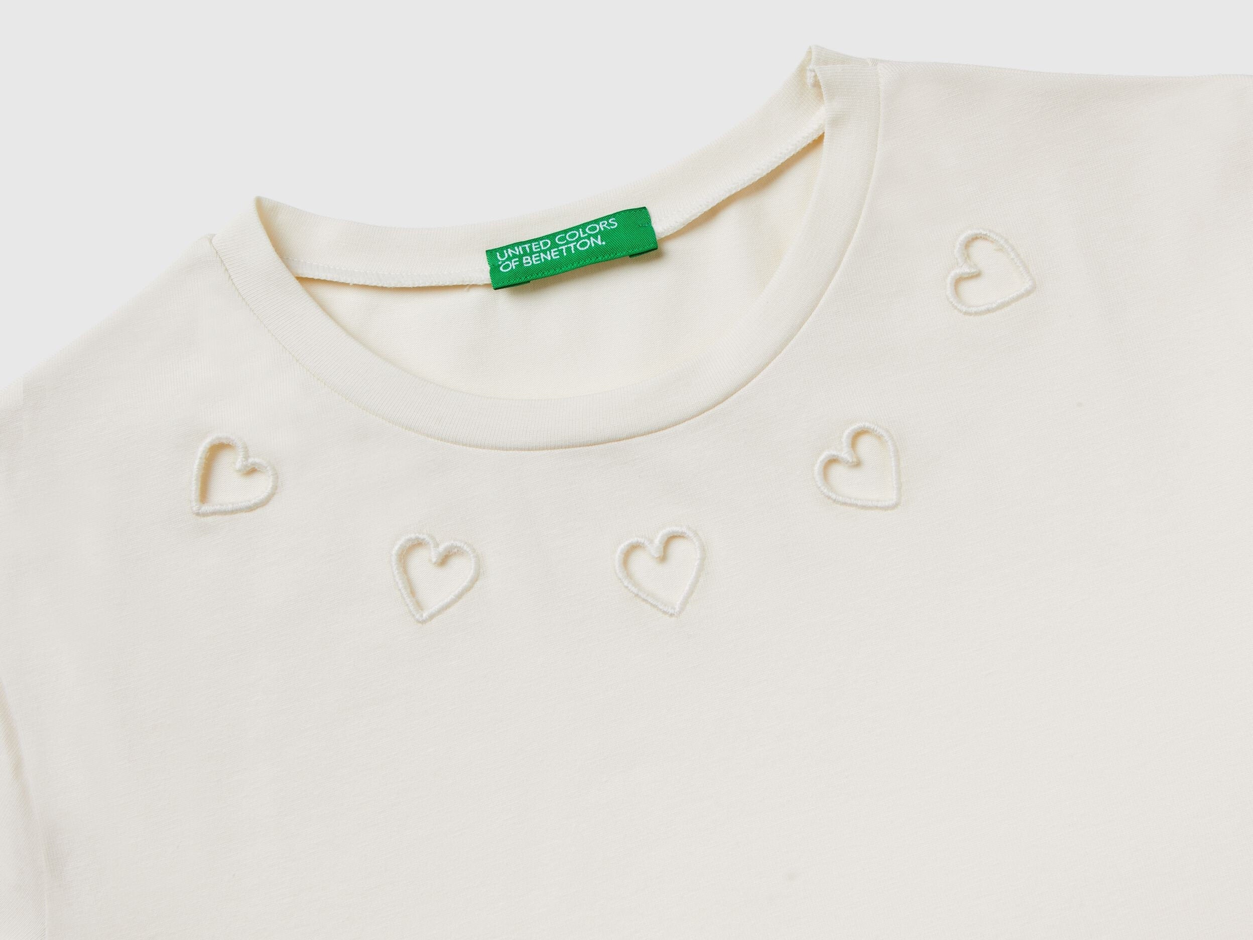 T-Shirt with Cut-Out Hearts_3P4ZC10JE_0R2_03