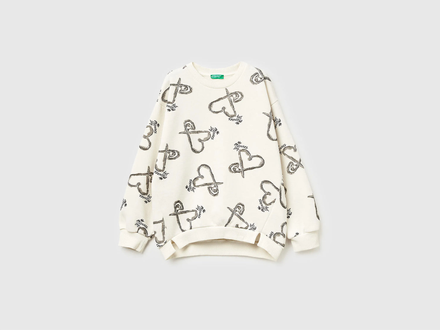 Benetton_Creamy White_White Sweatshirt with Heart Print_3QHCC10RS_69Q_01