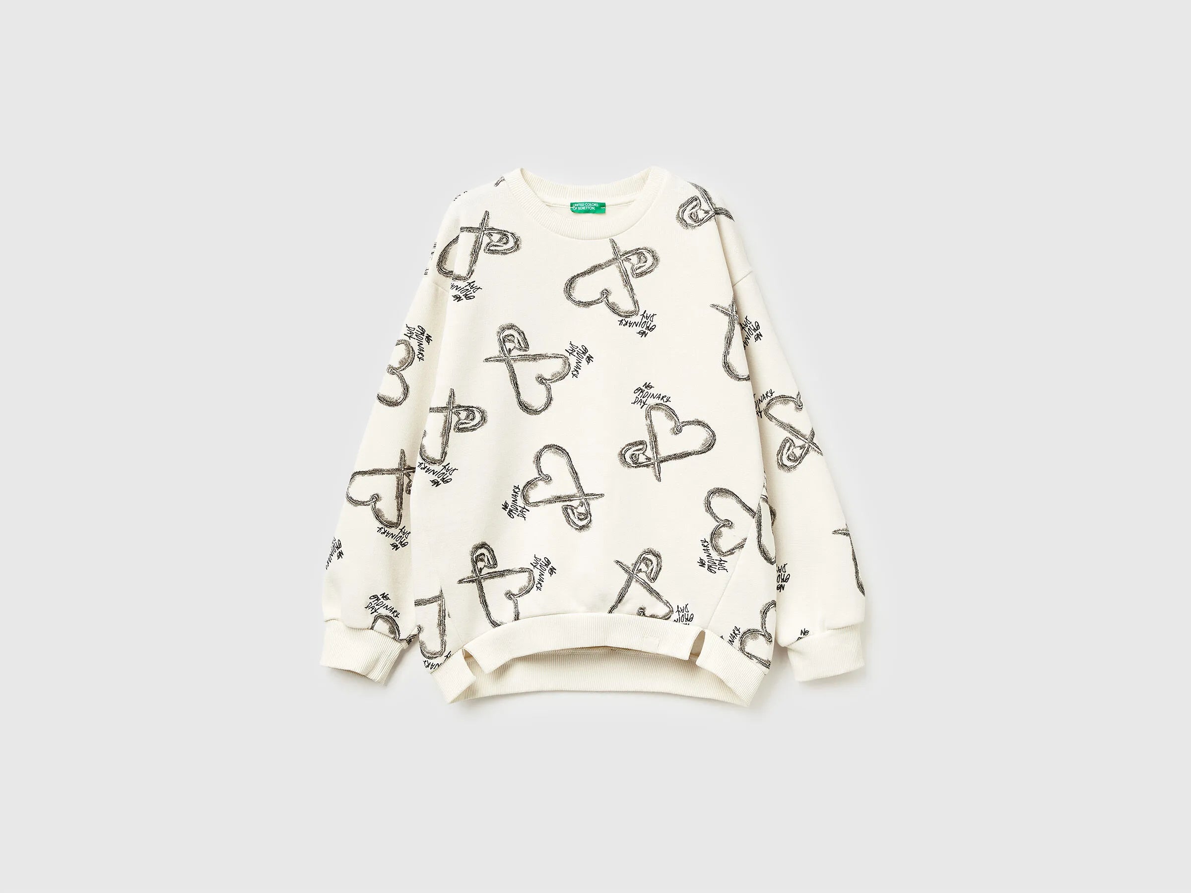 Benetton_Creamy White_White Sweatshirt with Heart Print_3QHCC10RS_69Q_01