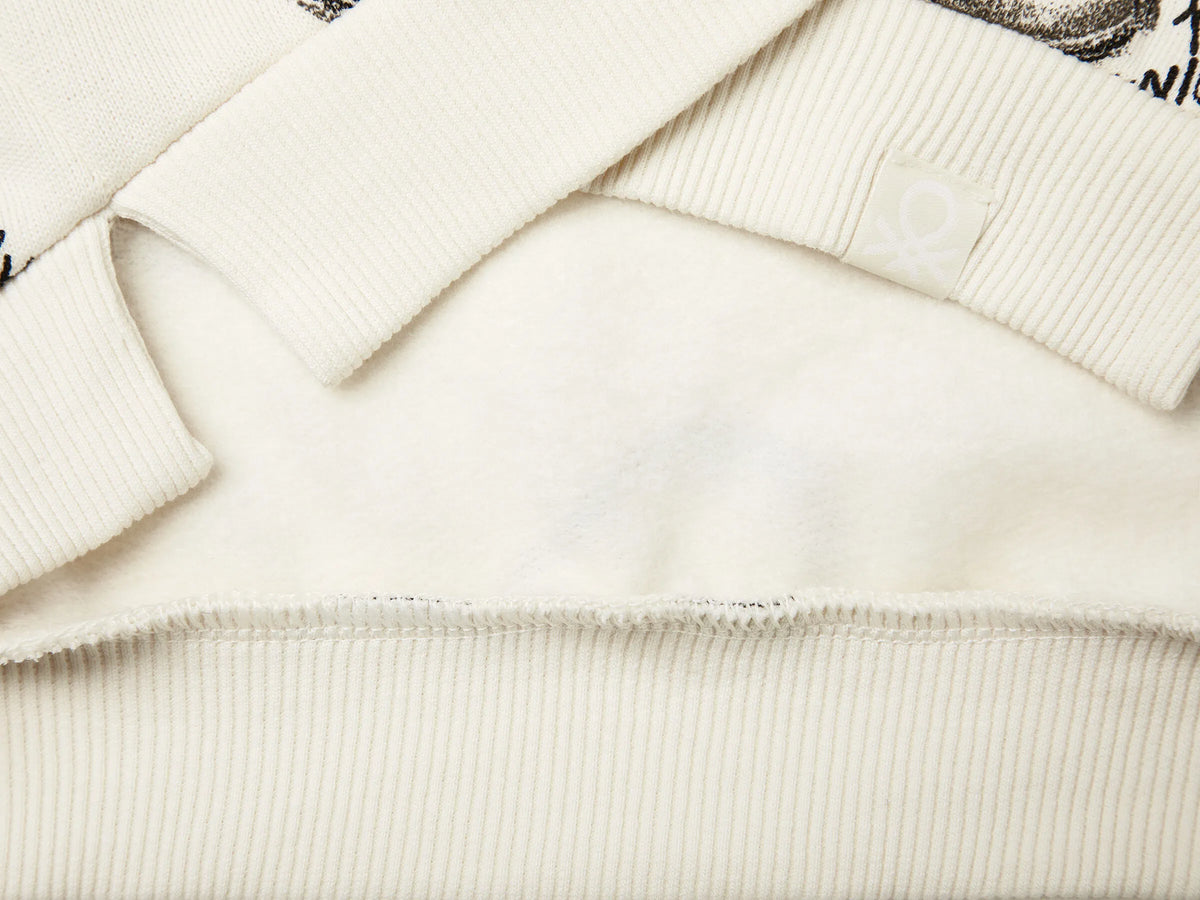 Benetton_Creamy White_White Sweatshirt with Heart Print_3QHCC10RS_69Q_03