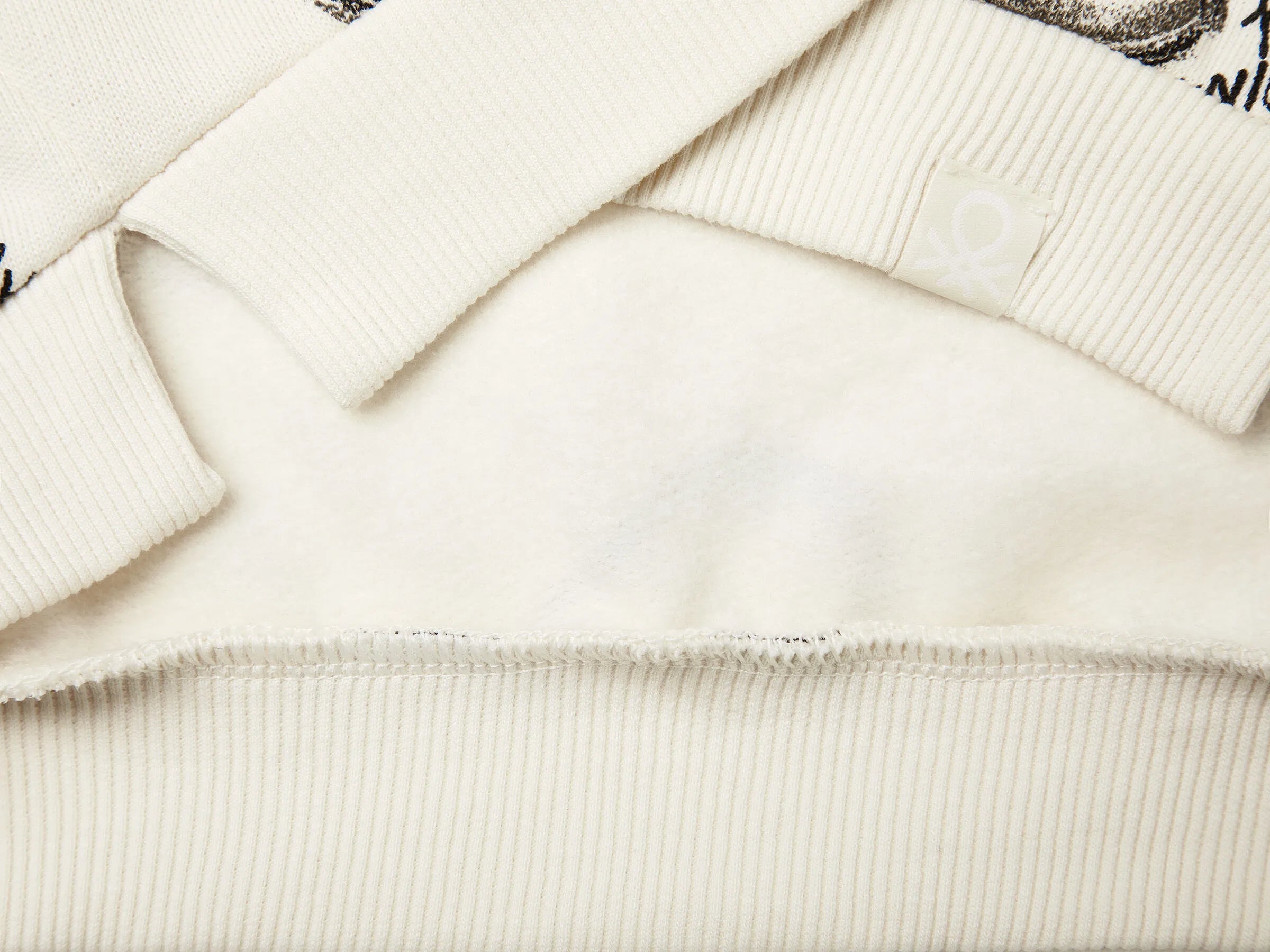 Benetton_Creamy White_White Sweatshirt with Heart Print_3QHCC10RS_69Q_03