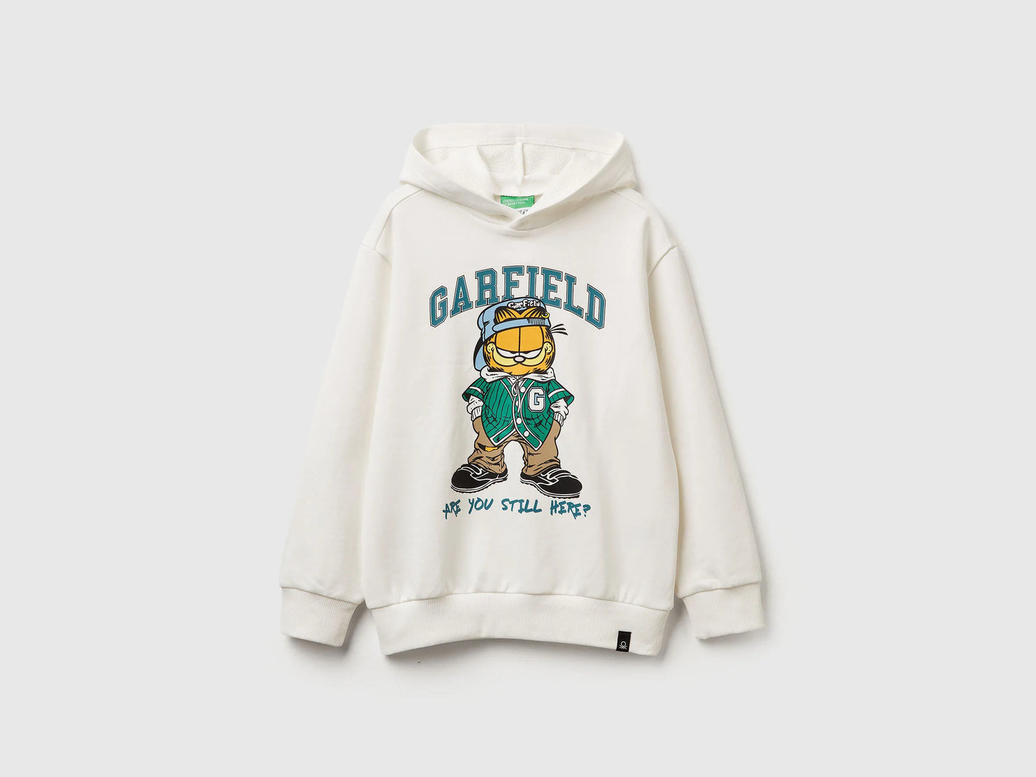 Benetton_Creamy White_Sweatshirt Featuring Garfield ©2025 By Paws, Inc._3UNIC204Y_074_01