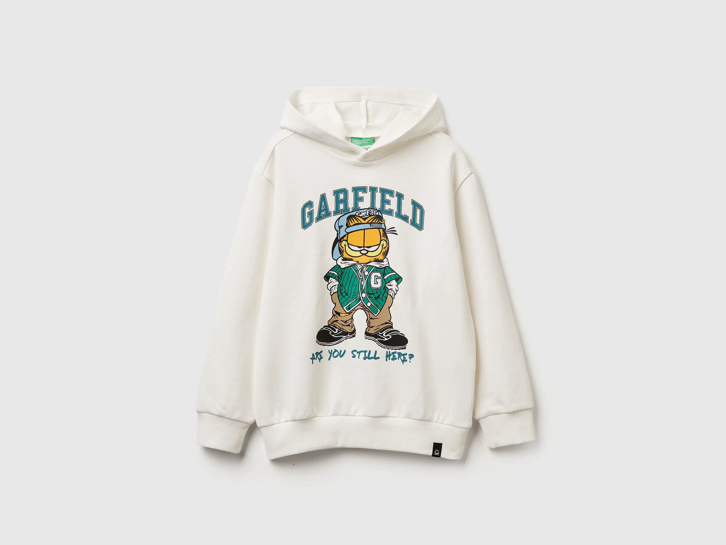 Benetton_Creamy White_Sweatshirt Featuring Garfield ©2025 By Paws, Inc._3UNIC204Y_074_01
