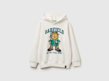 Benetton_Creamy White_Sweatshirt Featuring Garfield ©2025 By Paws, Inc._3UNIC204Y_074_01