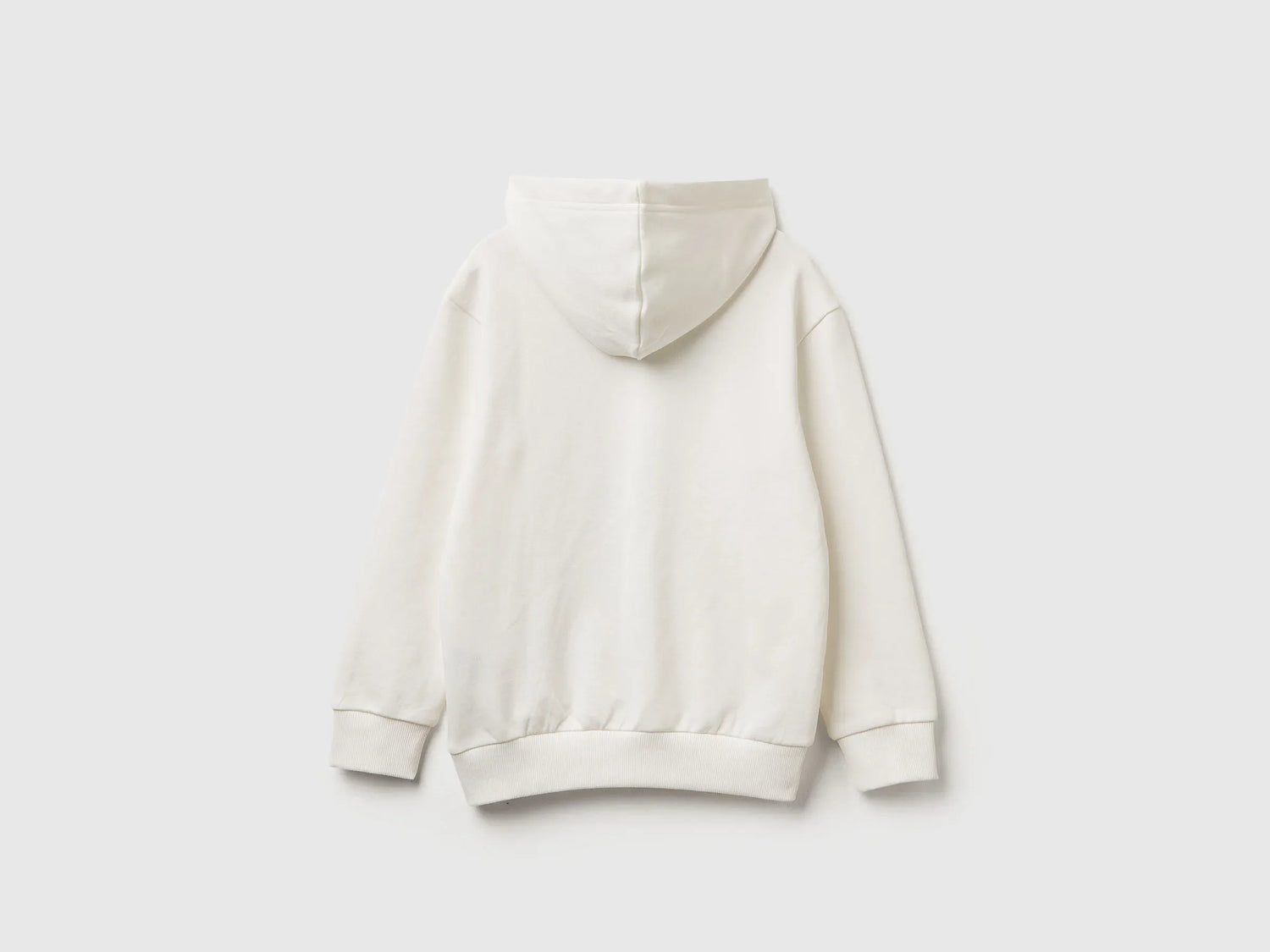 Benetton_Creamy White_Sweatshirt Featuring Garfield ©2025 By Paws, Inc._3UNIC204Y_074_02