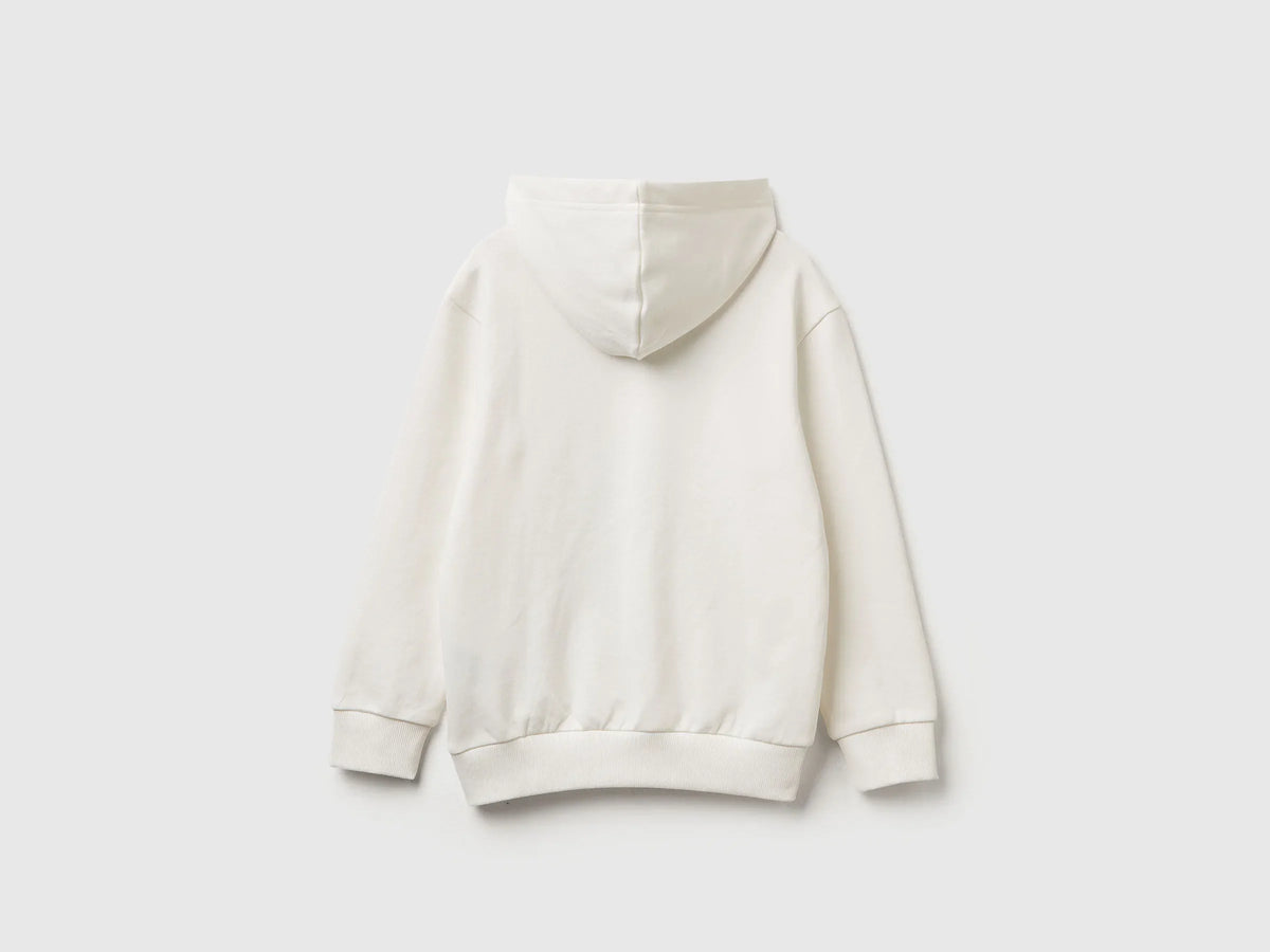 Benetton_Creamy White_Sweatshirt Featuring Garfield ©2025 By Paws, Inc._3UNIC204Y_074_02
