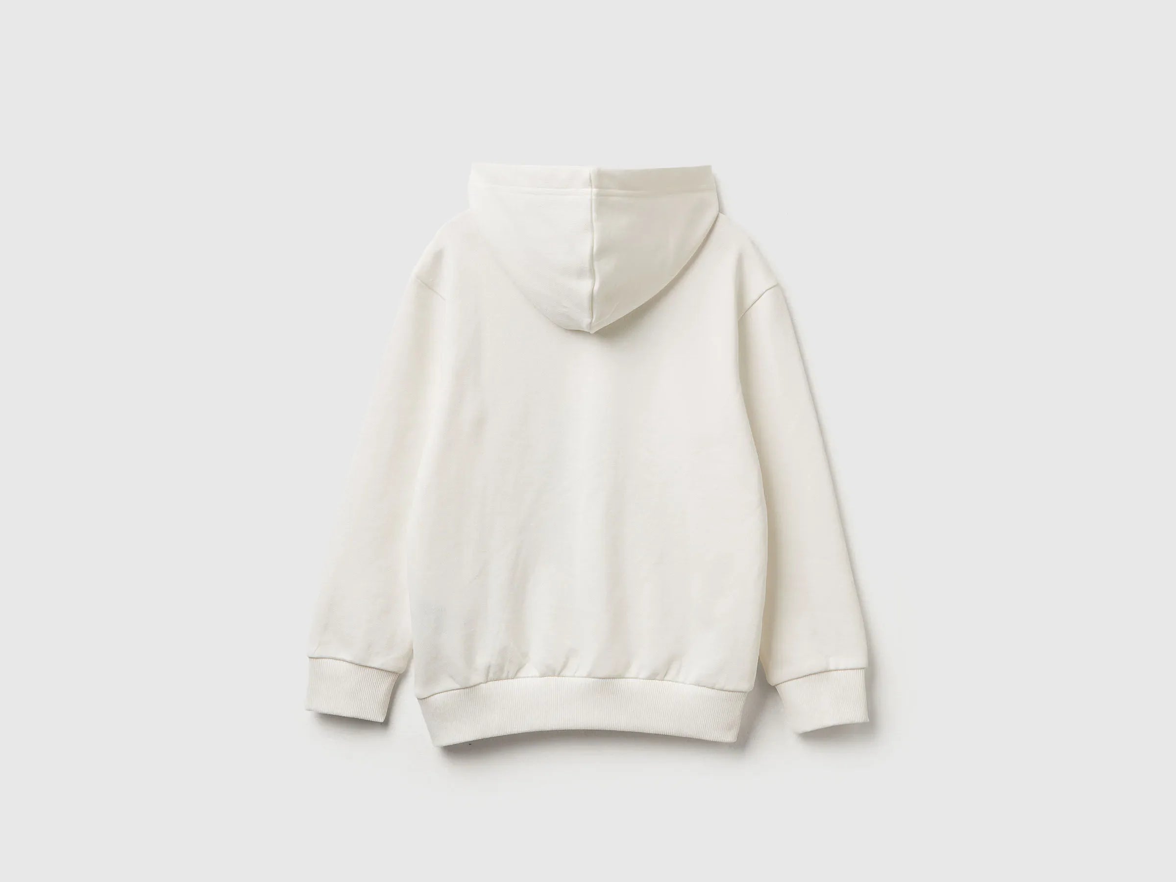 Benetton_Creamy White_Sweatshirt Featuring Garfield ©2025 By Paws, Inc._3UNIC204Y_074_02
