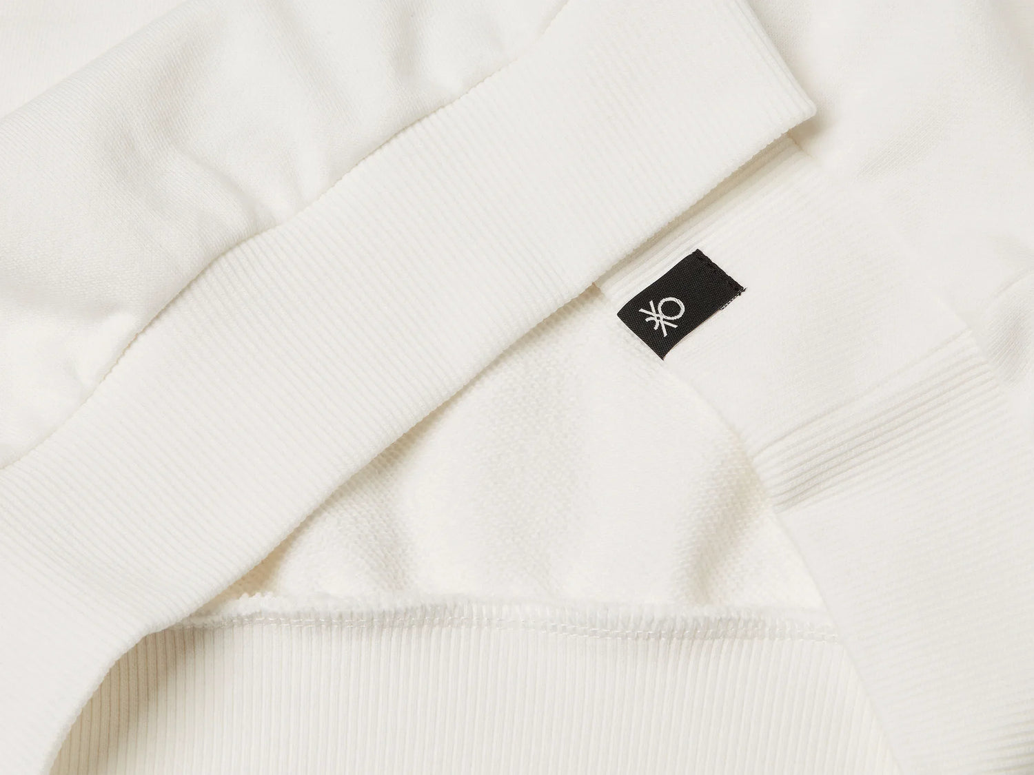 Benetton_Creamy White_Sweatshirt Featuring Garfield ©2025 By Paws, Inc._3UNIC204Y_074_03