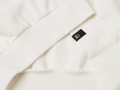 Benetton_Creamy White_Sweatshirt Featuring Garfield ©2025 By Paws, Inc._3UNIC204Y_074_03
